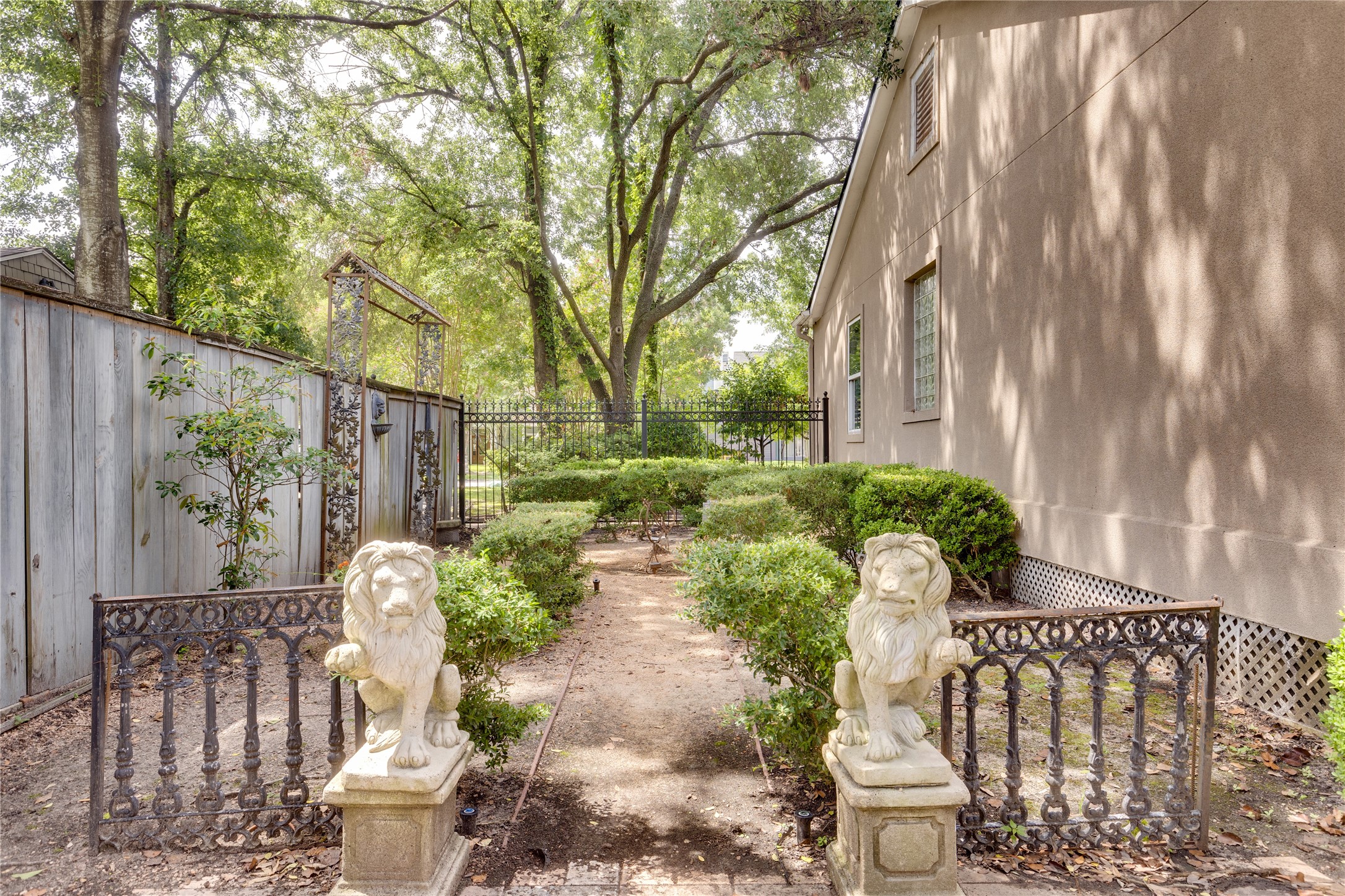 814 W 41st Street Property Photo 35