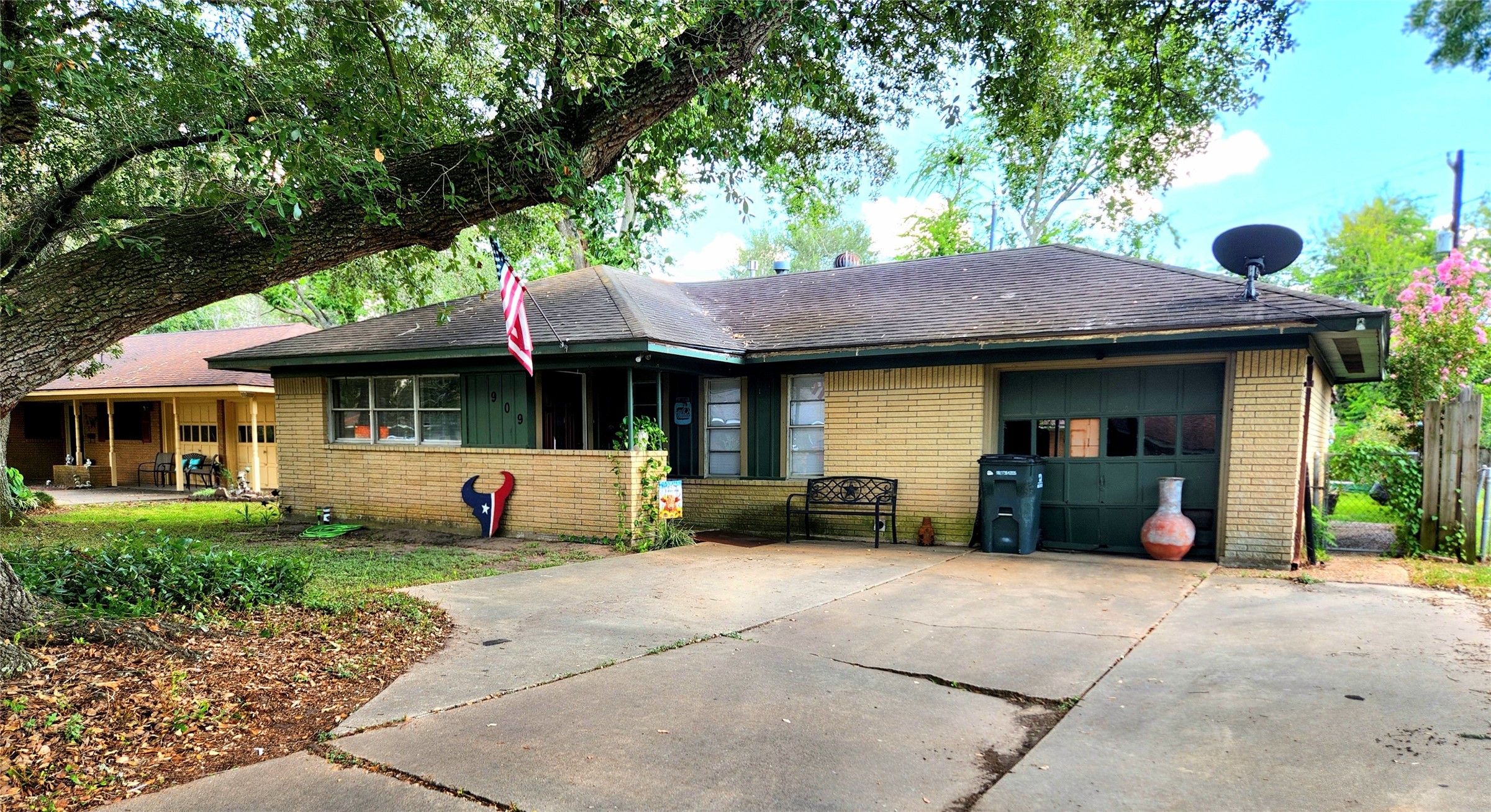 909 Peach Street Property Photo 1