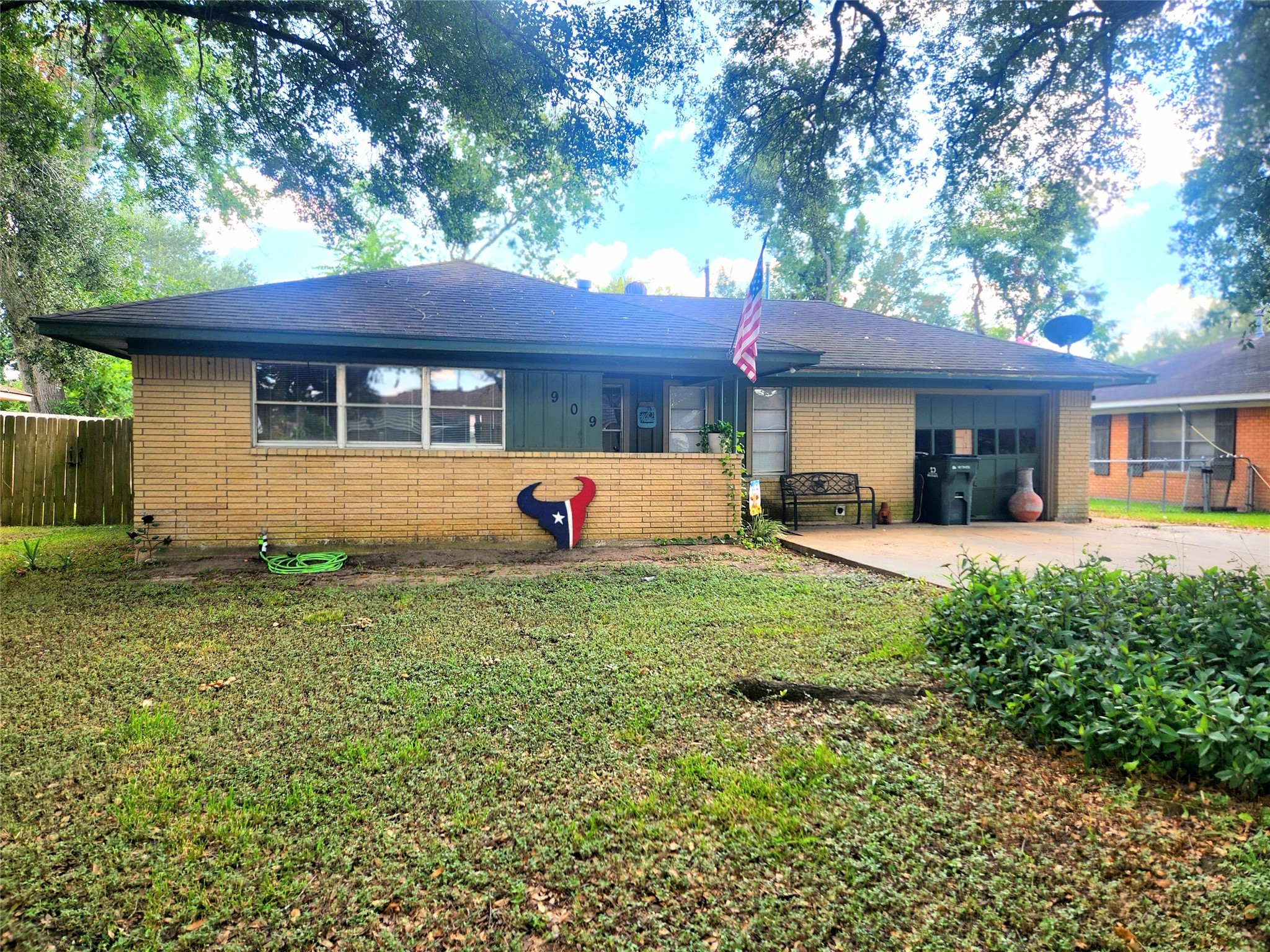 909 Peach Street Property Photo 2