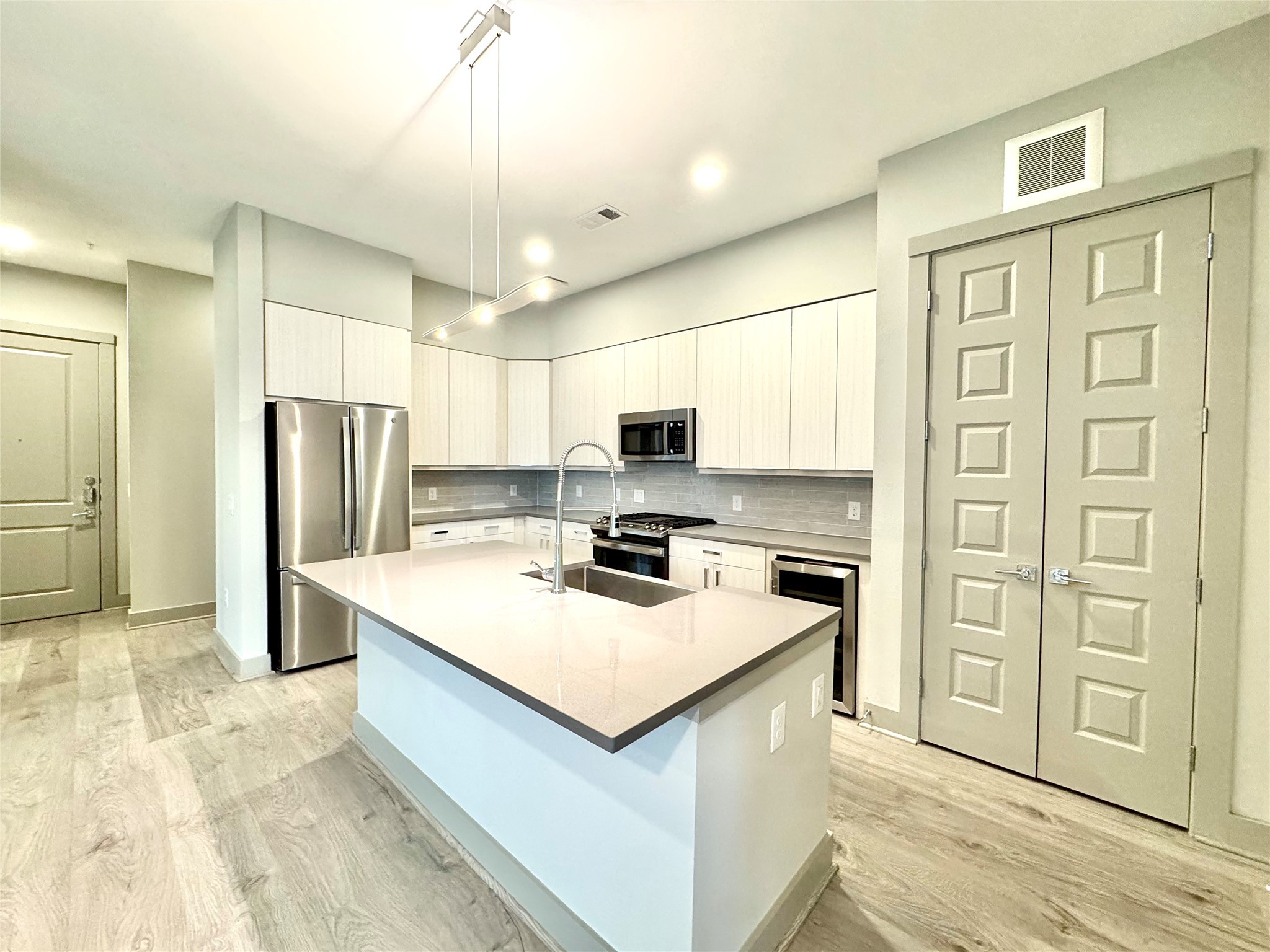 401 W 25th St Street 2325 Property Photo 5