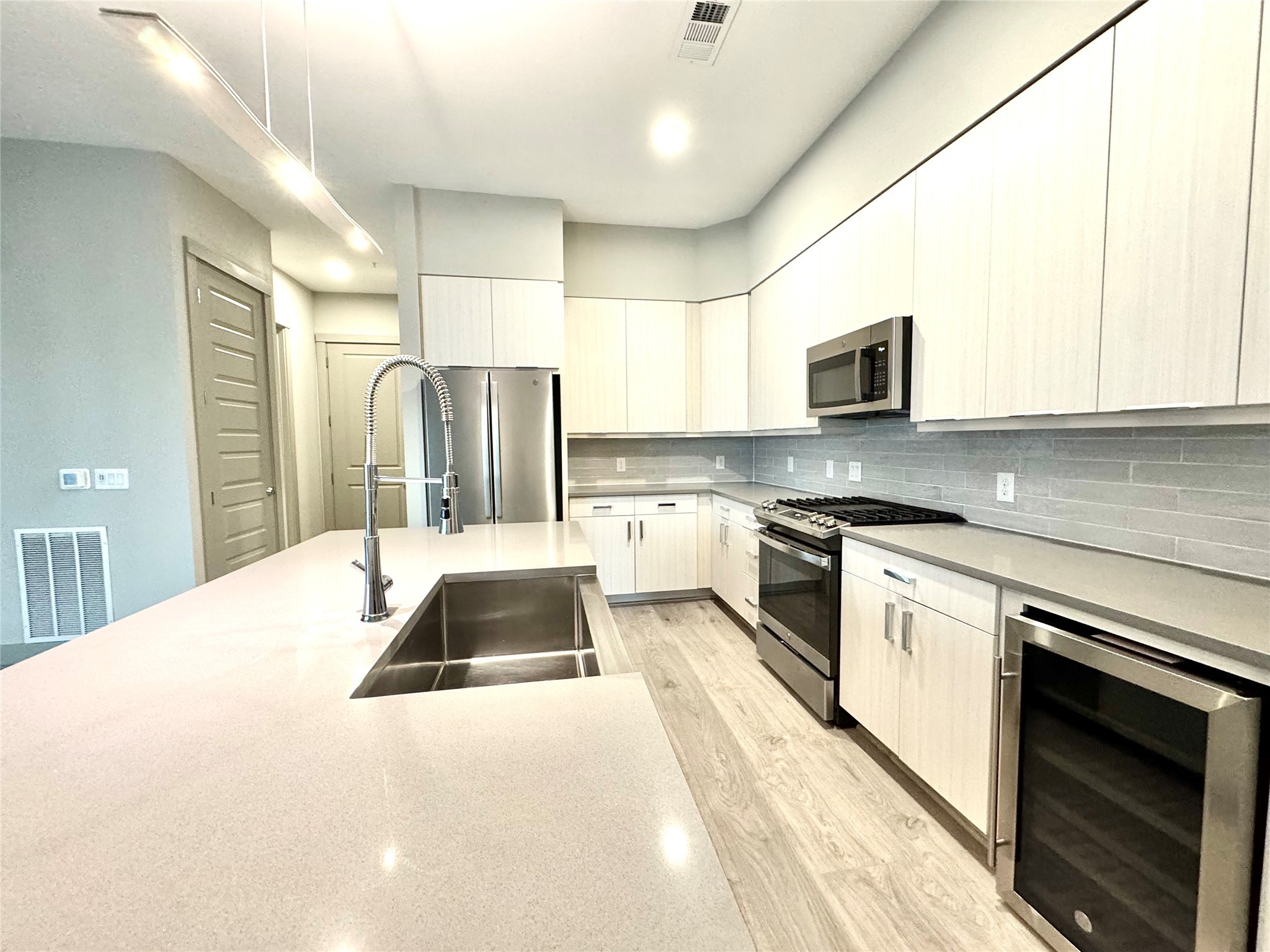 401 W 25th St Street 2325 Property Photo 8