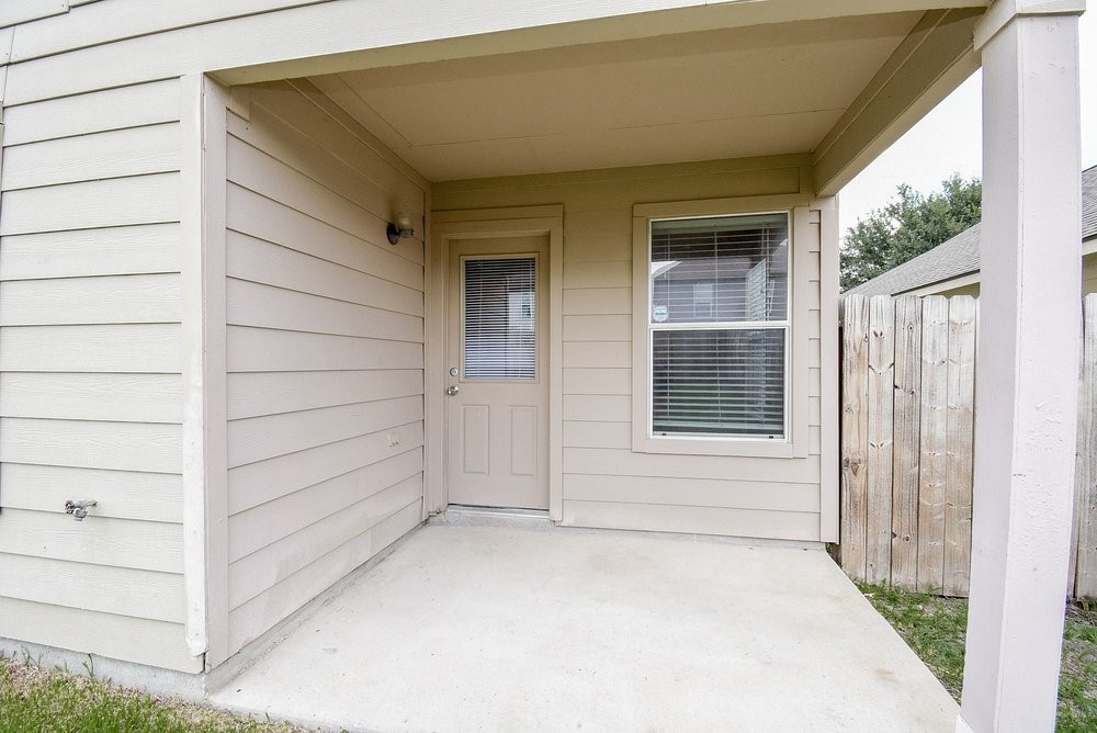 9602 Siano Pines Drive Property Photo 8