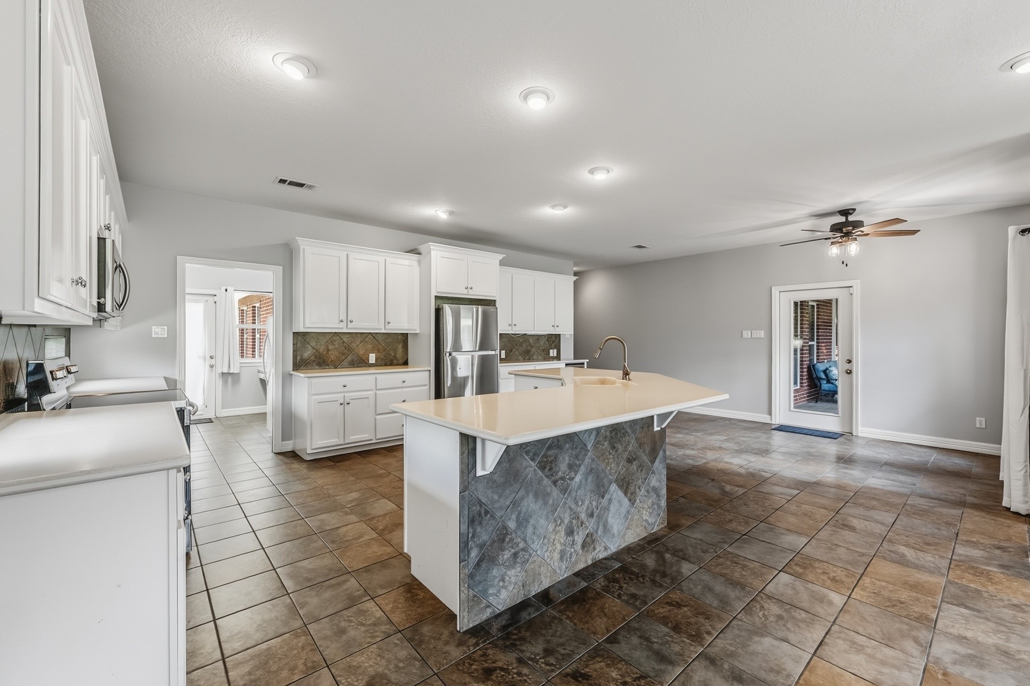 501 Cherry Hills Drive Property Photo 6