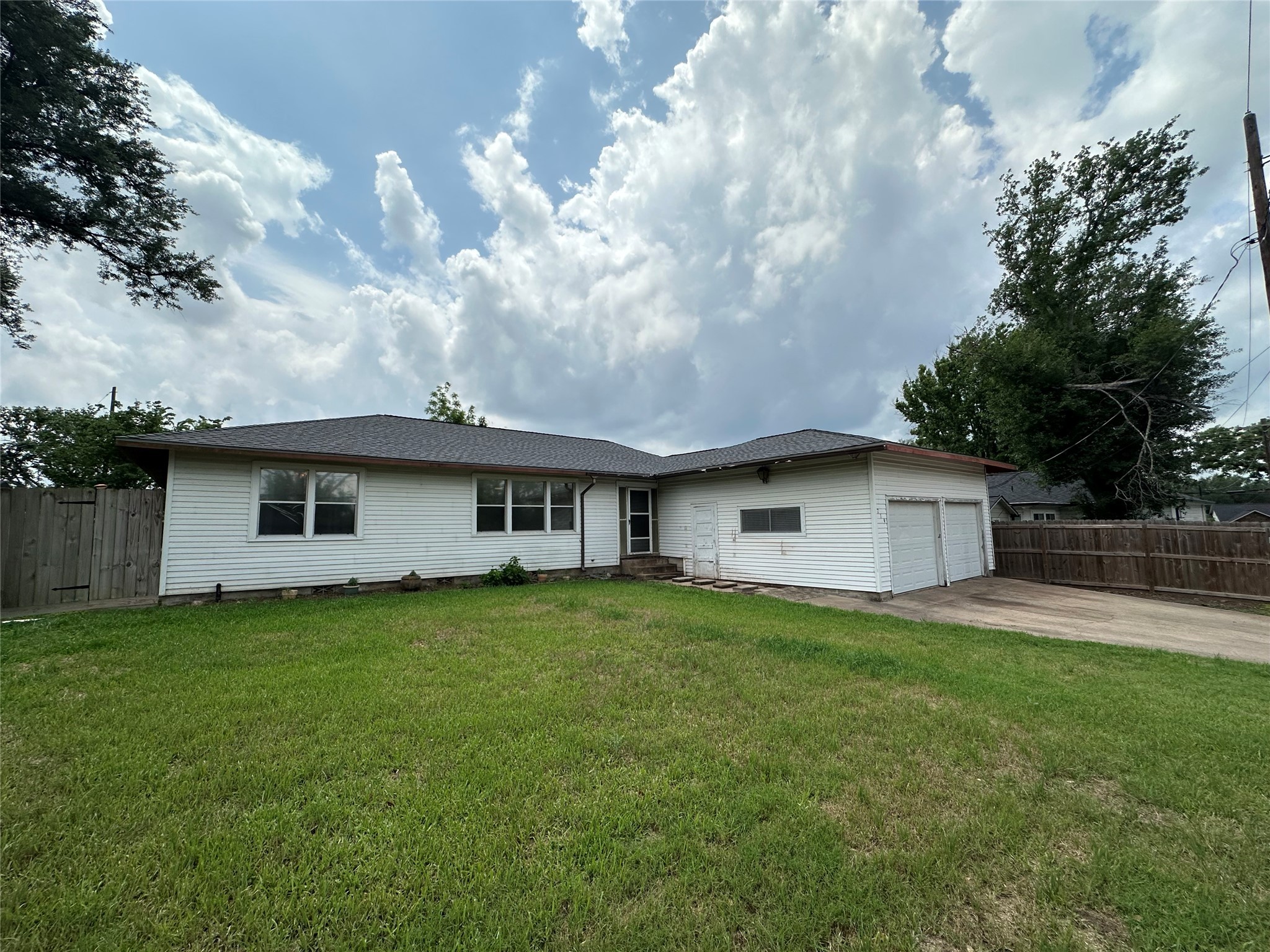 719 E Kuehn Street Property Photo 1