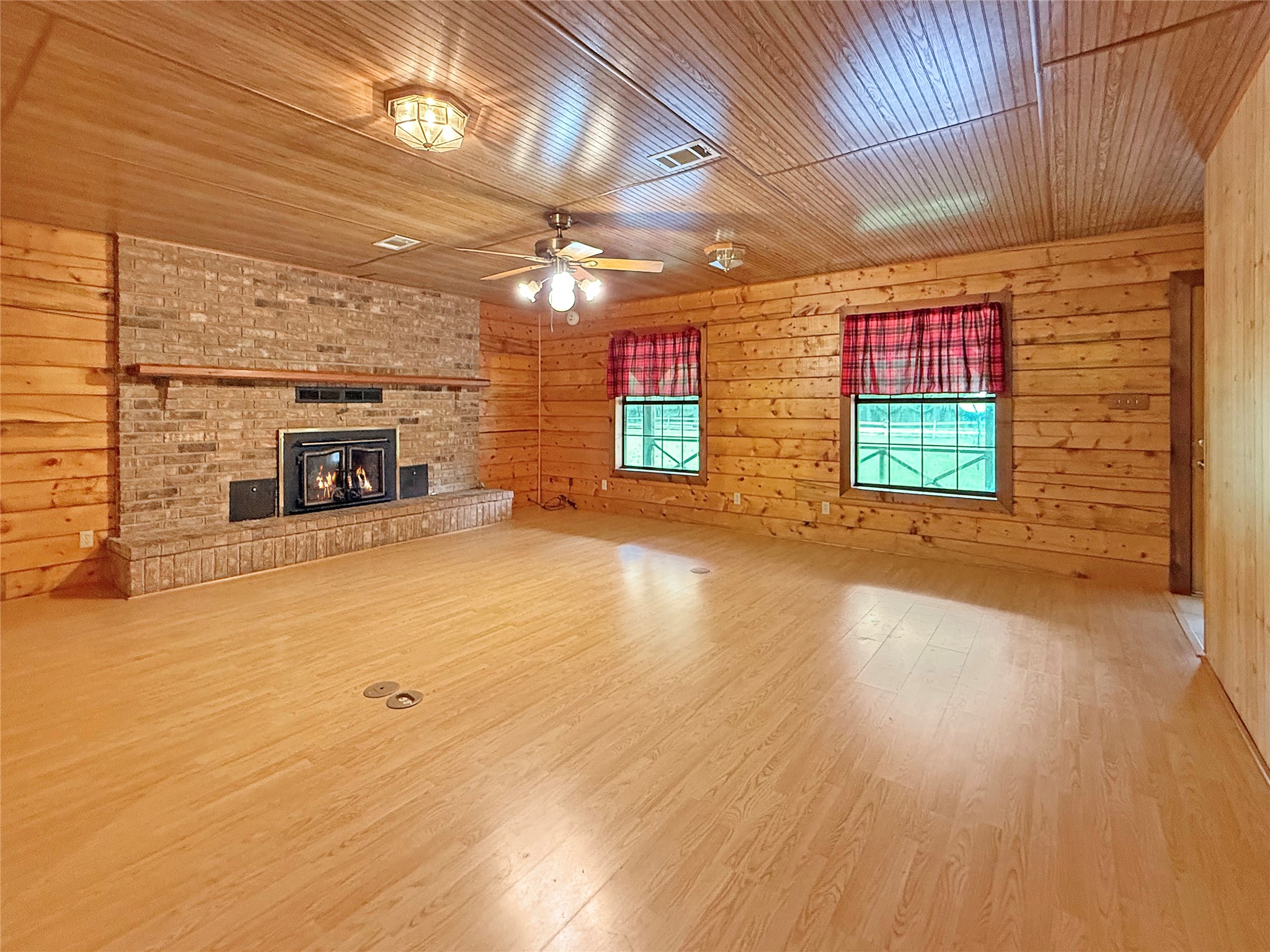 1517 County Road 4250 Property Photo 9