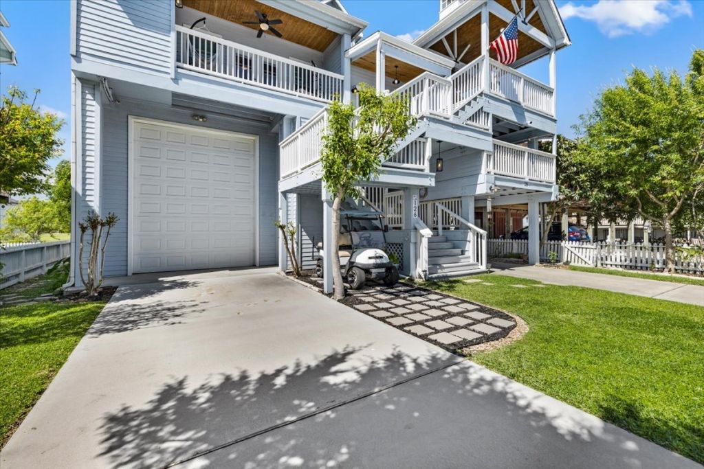 126 E Shore Drive Property Photo 2