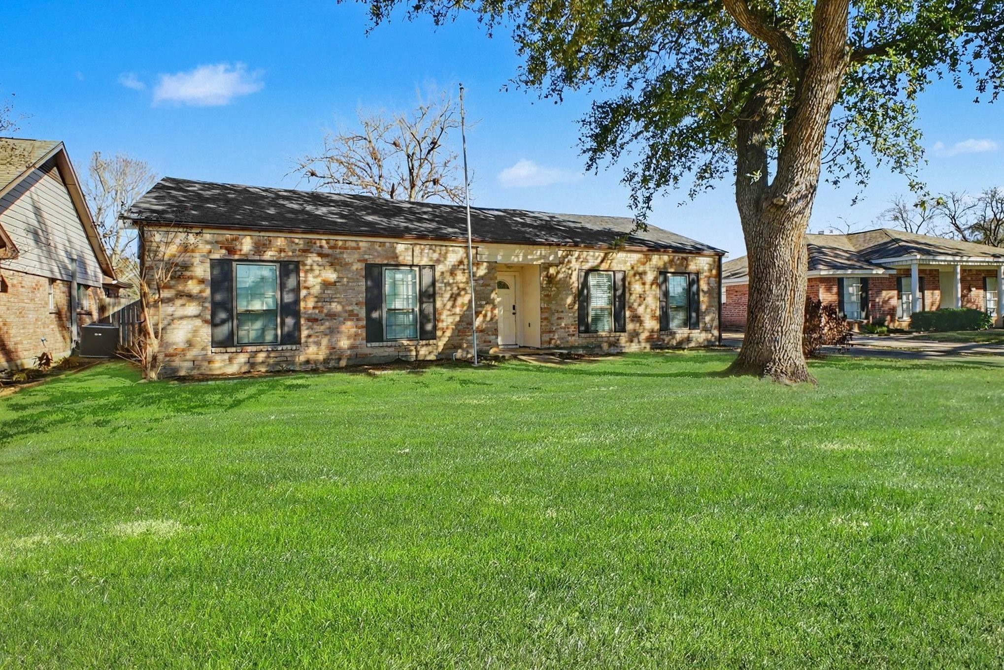 13830 Oakwood Lane Property Photo 1