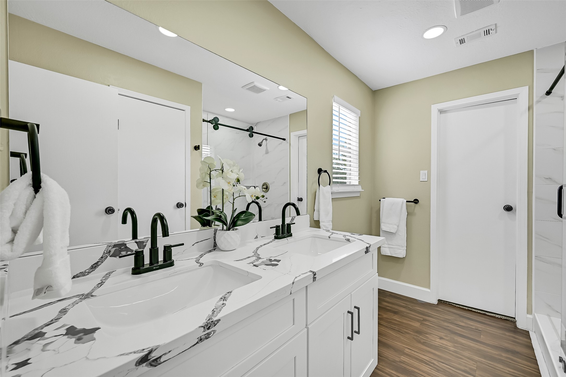2710 Merrimac Drive Property Photo 4
