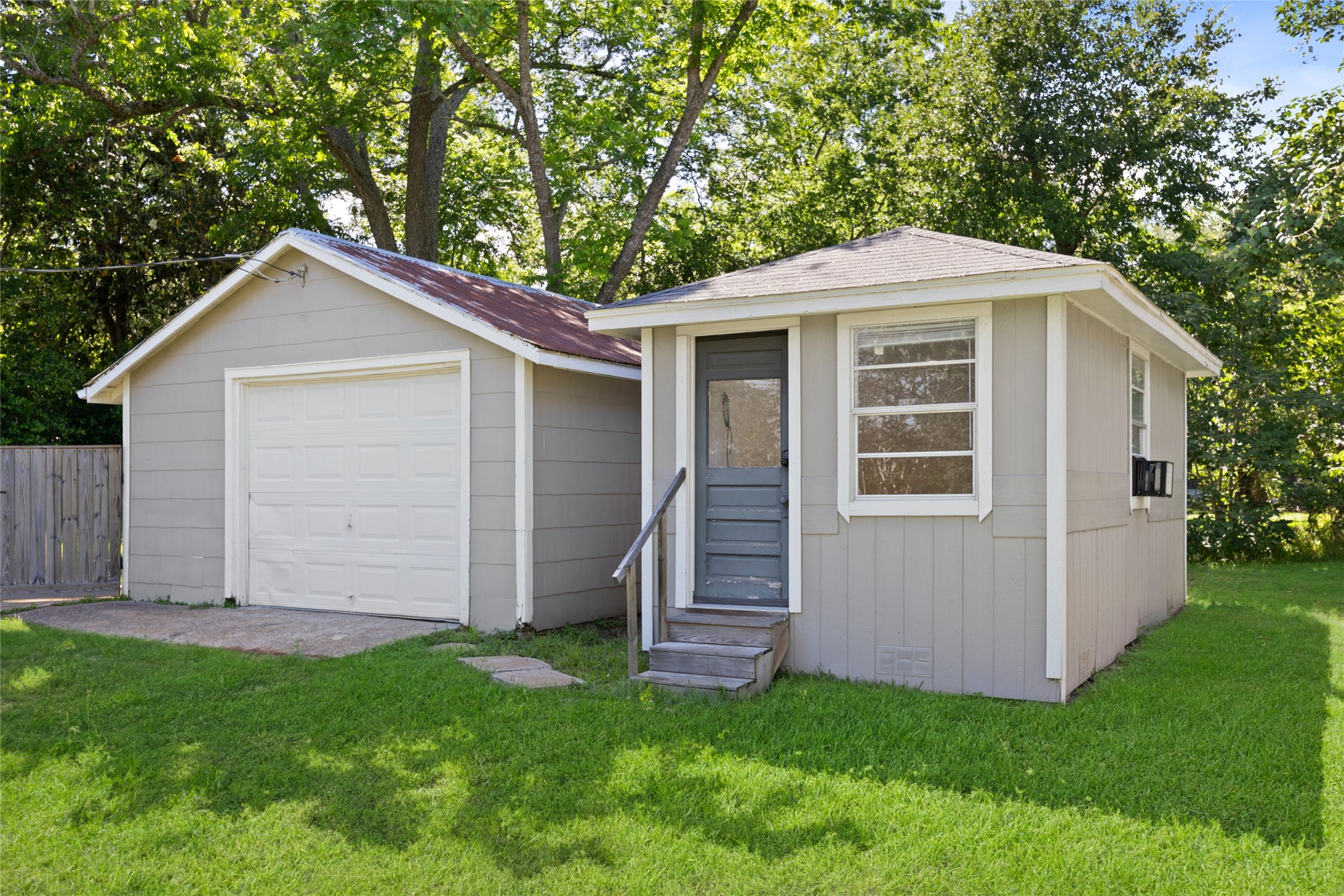 620 S Bell Street Property Photo 4