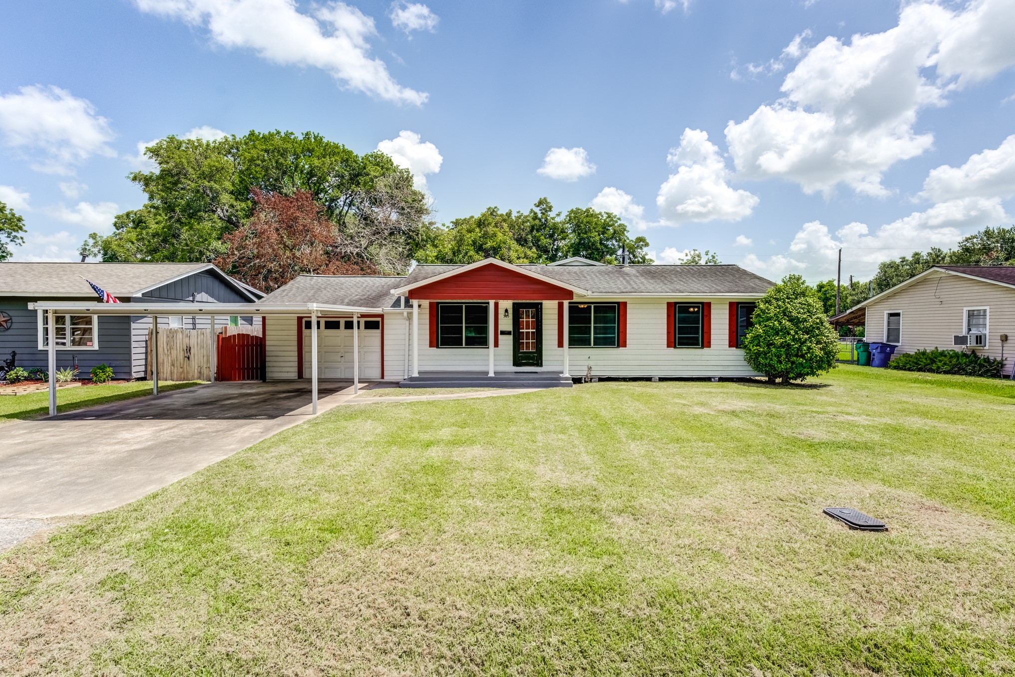 305 Yaupon Street Property Photo 1