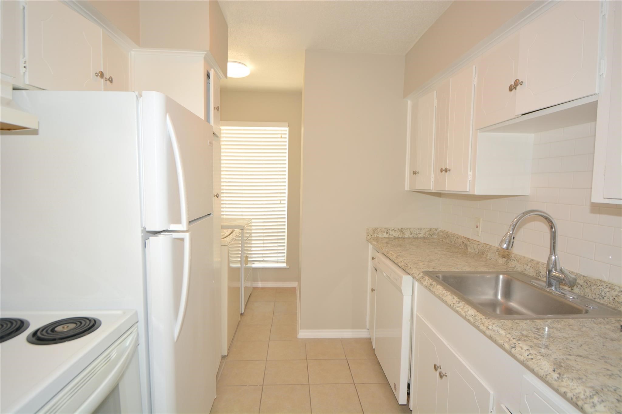 2121 Fountain View Drive 18h Property Photo 3