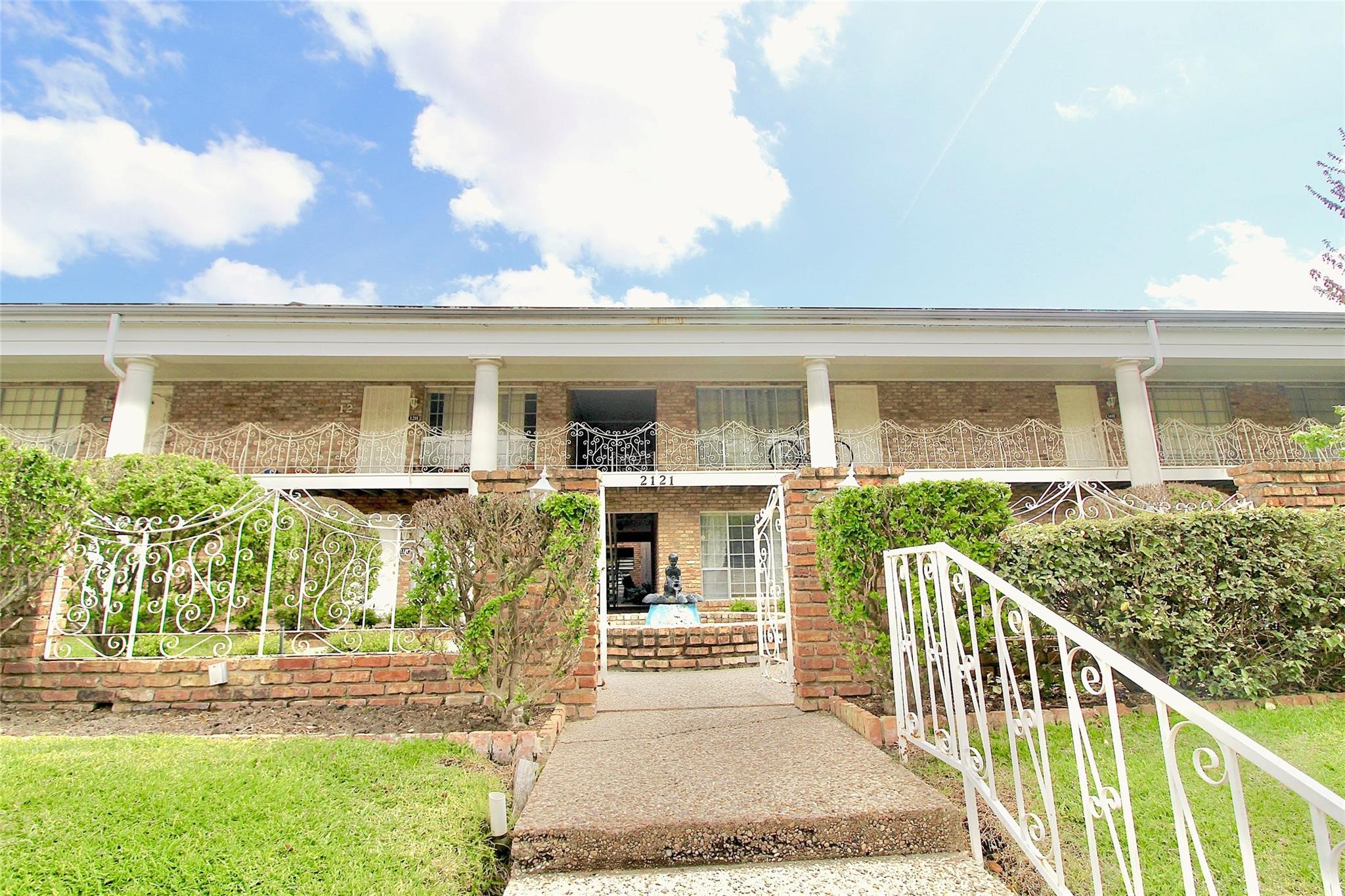2121 Fountain View Drive 18h Property Photo 10