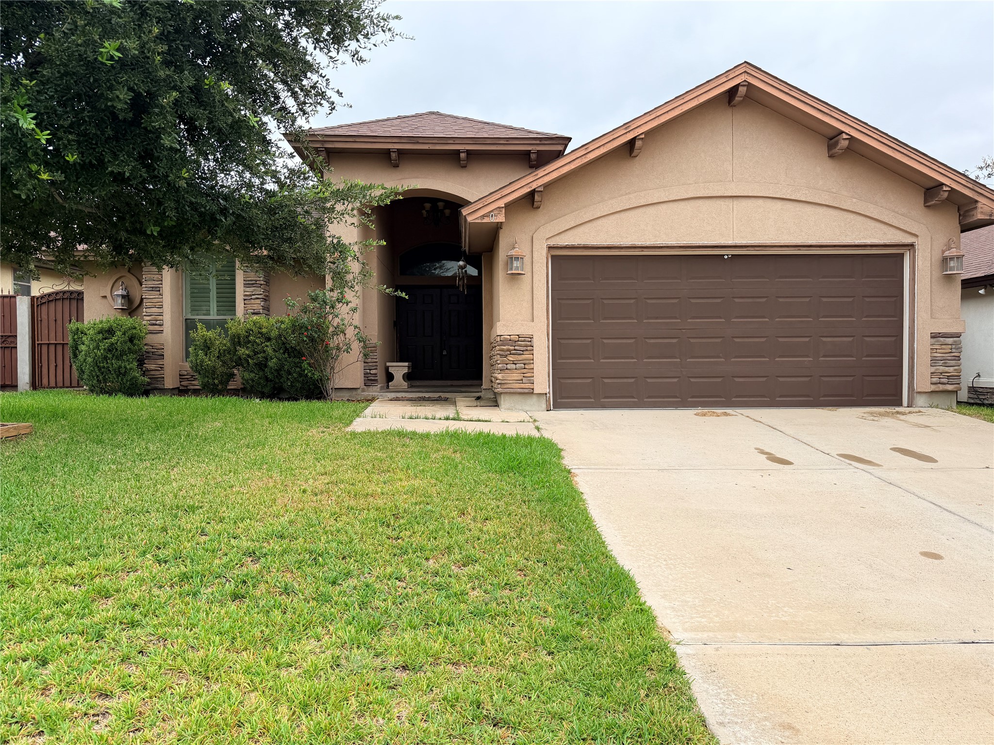 207 Majestic Palm Drive Property Photo 1