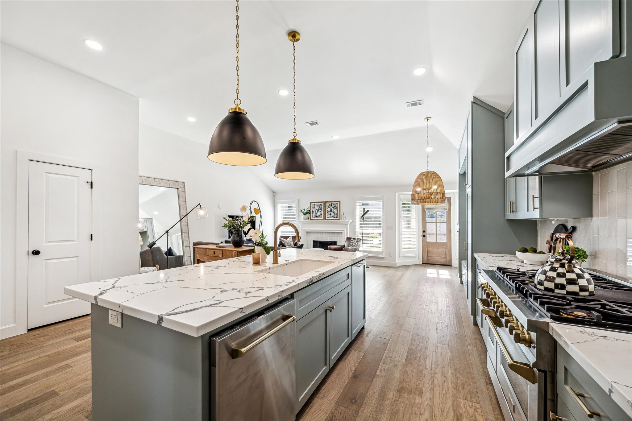 14 Lush Meadow Place Property Photo 9