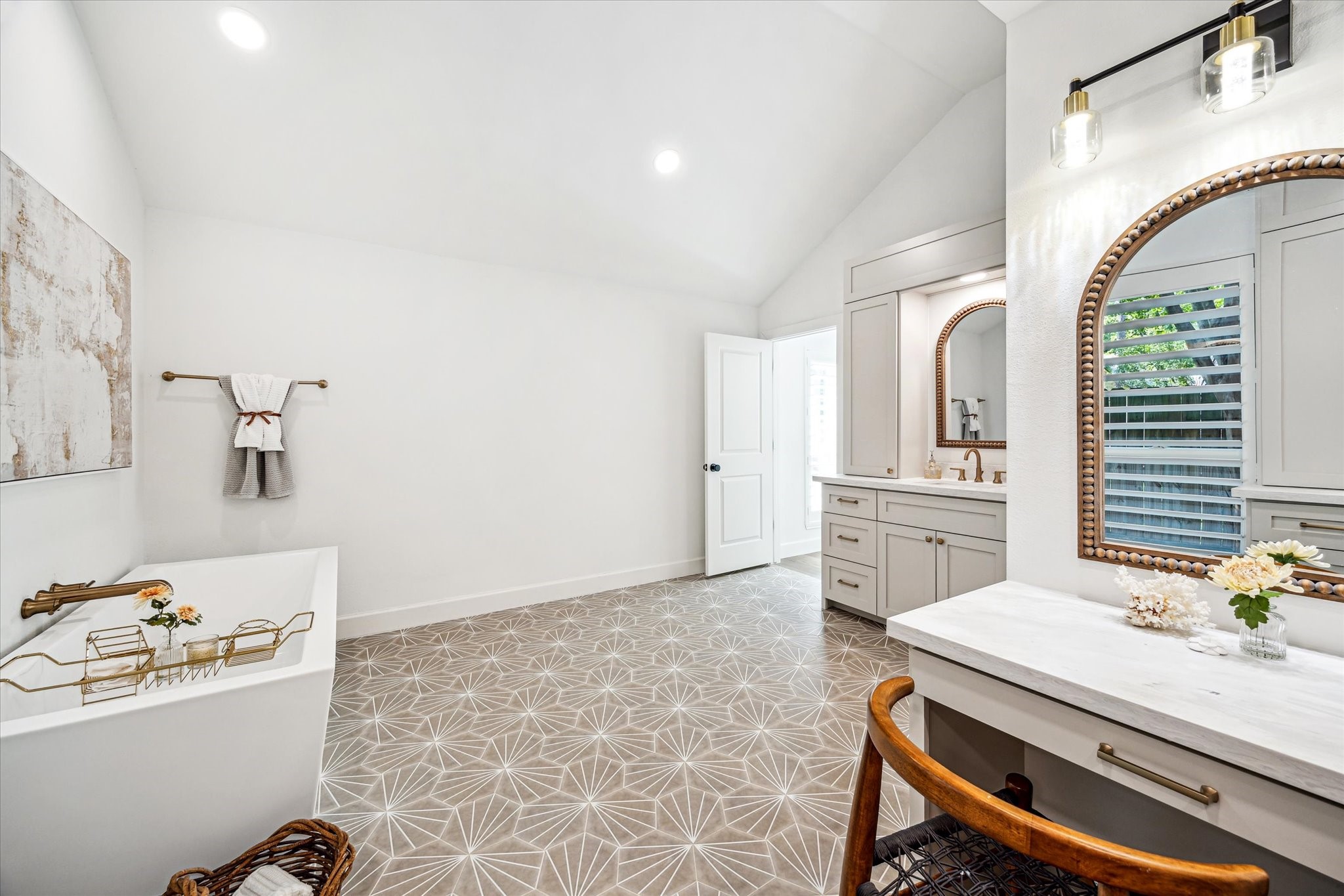 14 Lush Meadow Place Property Photo 23