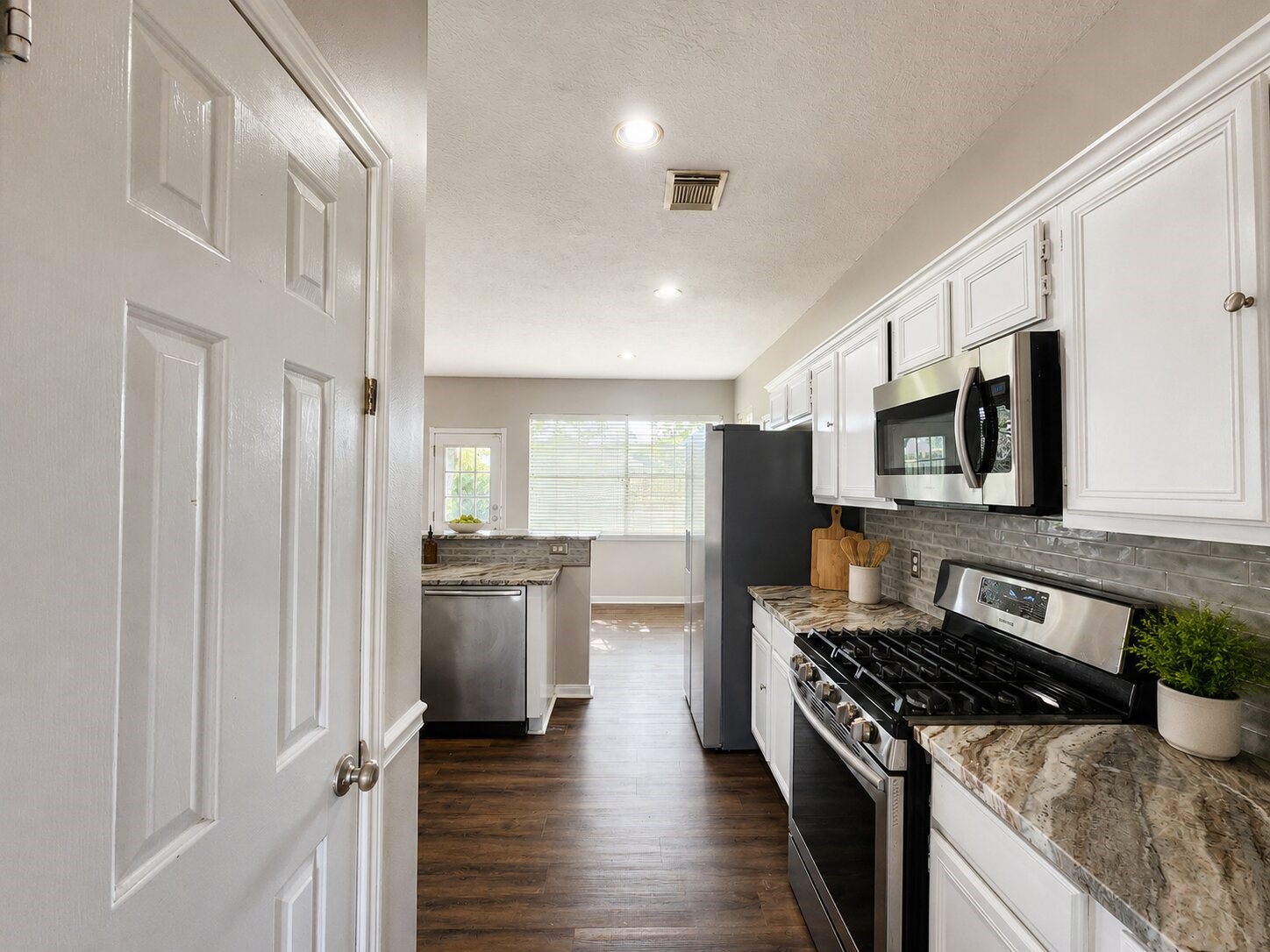2412 N Mission Circle Property Photo 7