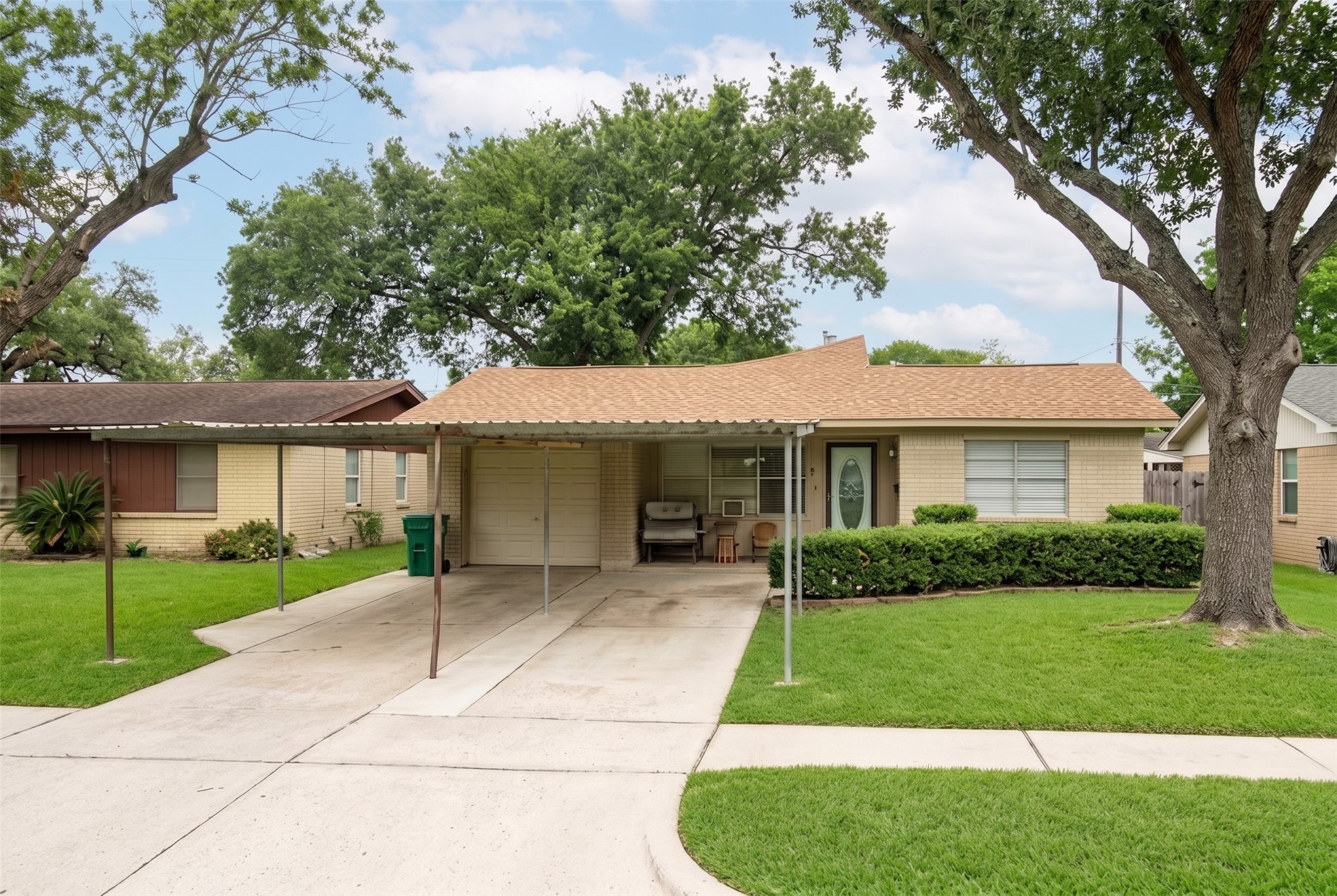 3311 Longwood Drive Property Photo 1
