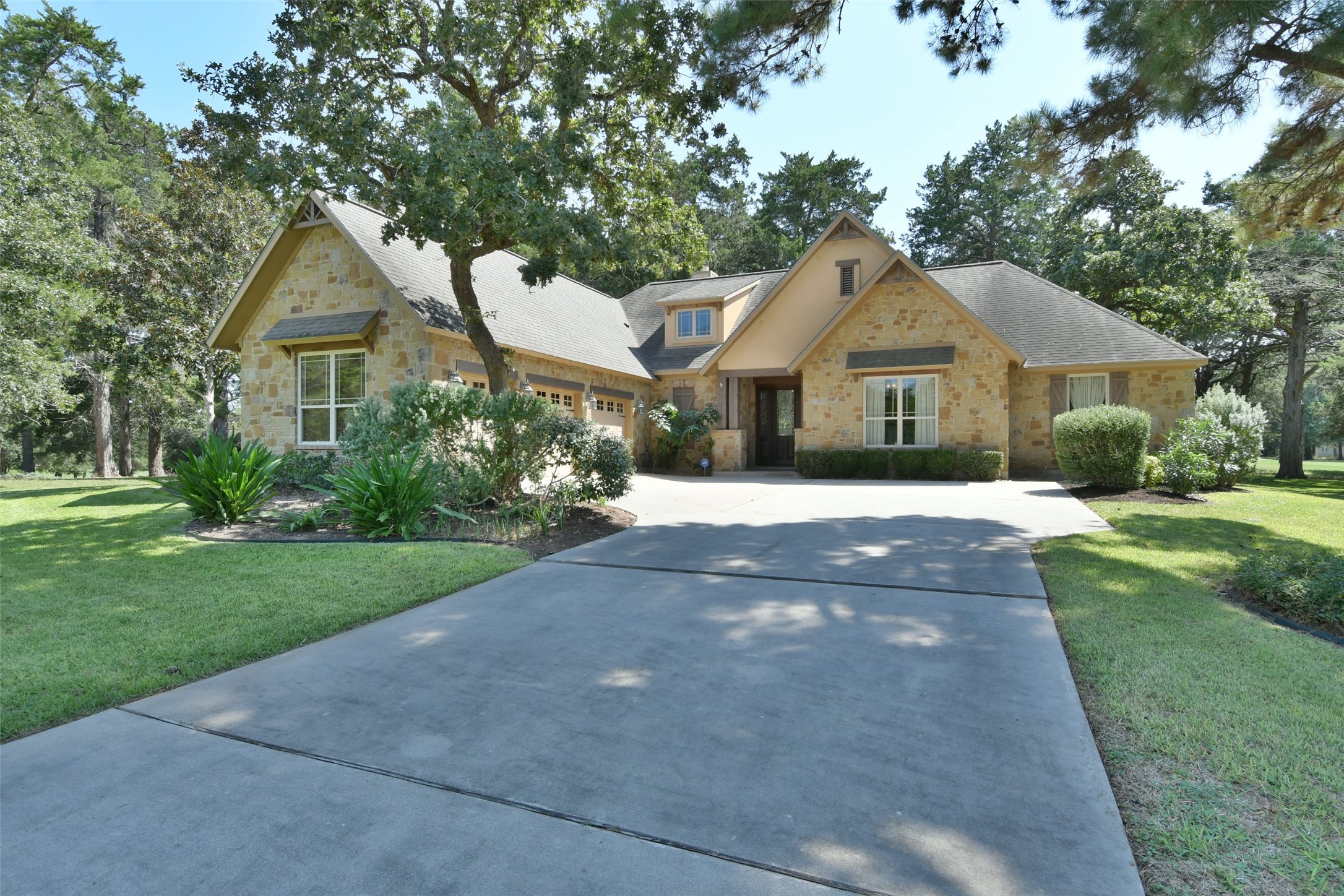 901 N Falls Drive Property Photo 1