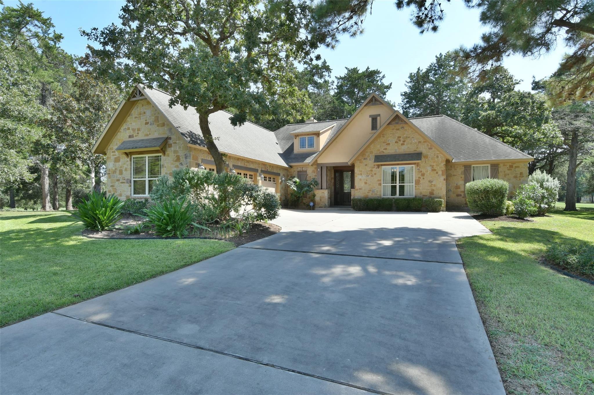901 N Falls Drive, New Ulm Tx 78950 Property Photo 1