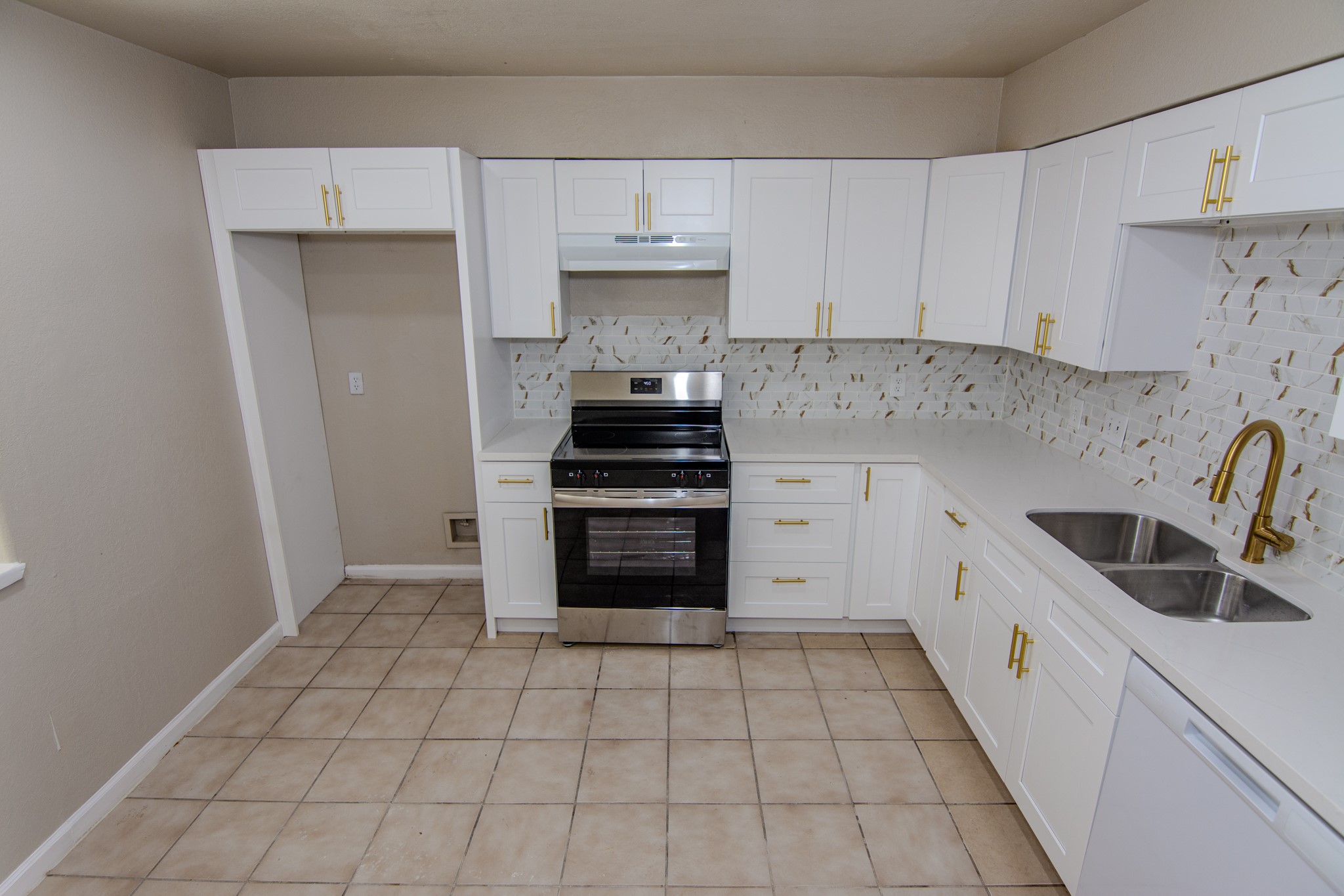 2611 Ashington Drive Property Photo 3