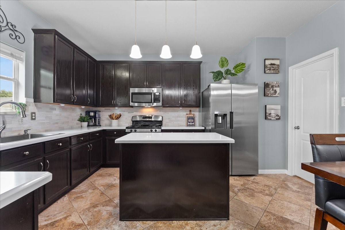 2111 Bataan Drive Property Photo 4