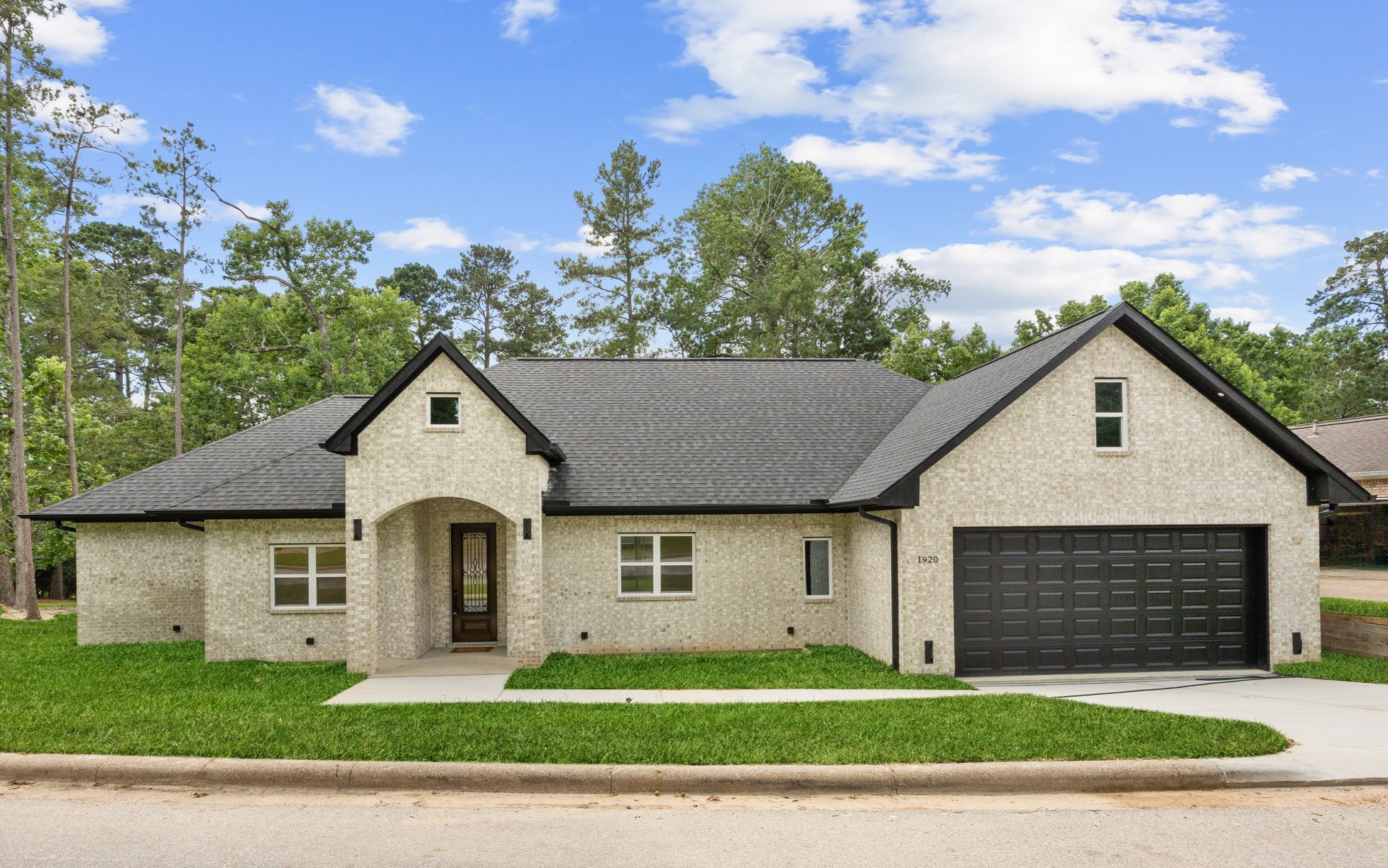 1920 Foxbriar Drive Property Photo 1