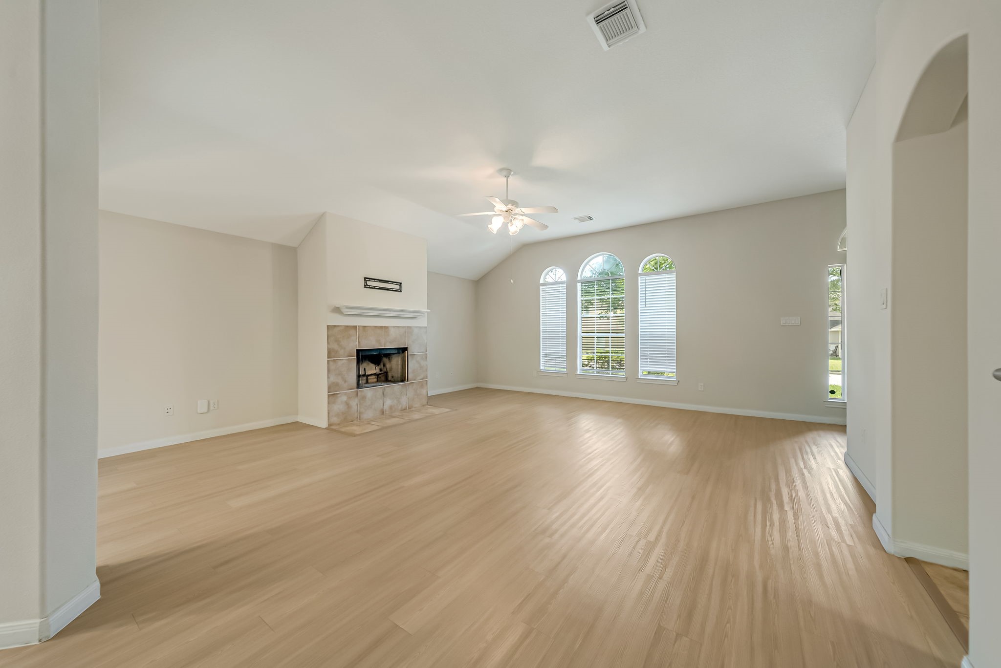 12810 Lake Shore Drive Property Photo 4