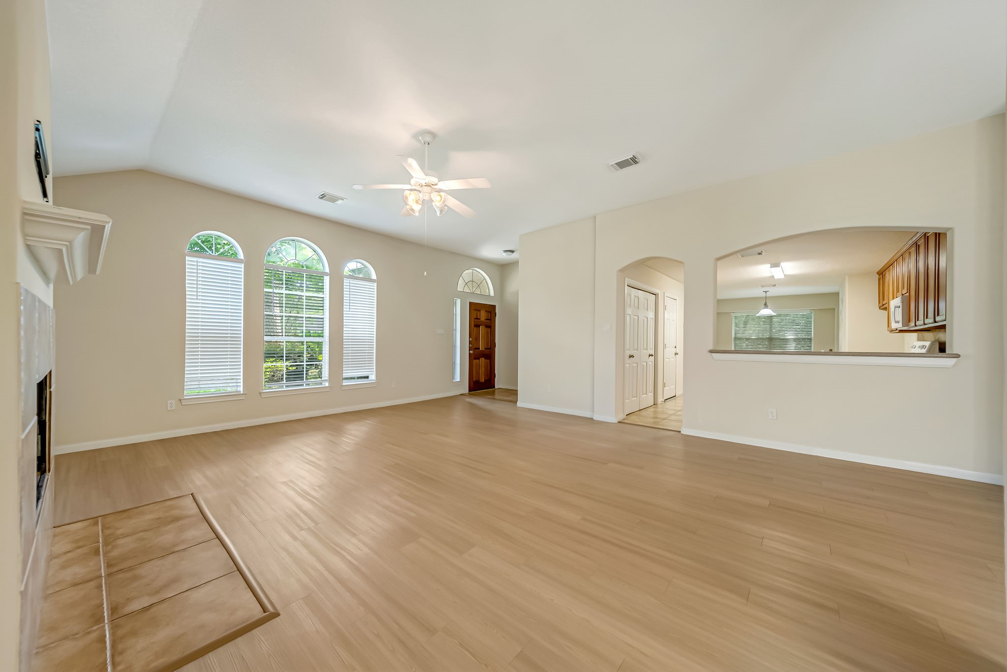 12810 Lake Shore Drive Property Photo 5