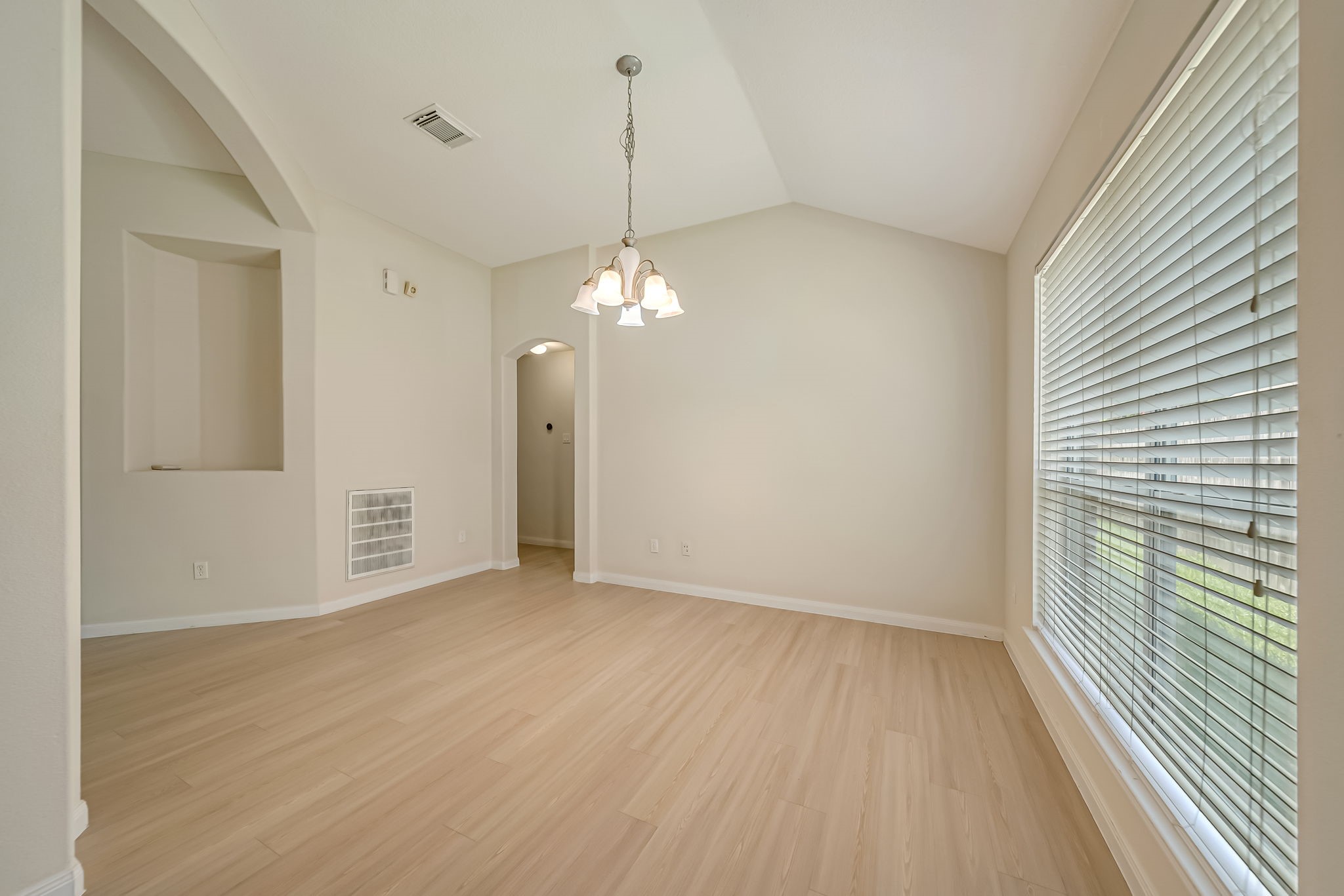 12810 Lake Shore Drive Property Photo 8