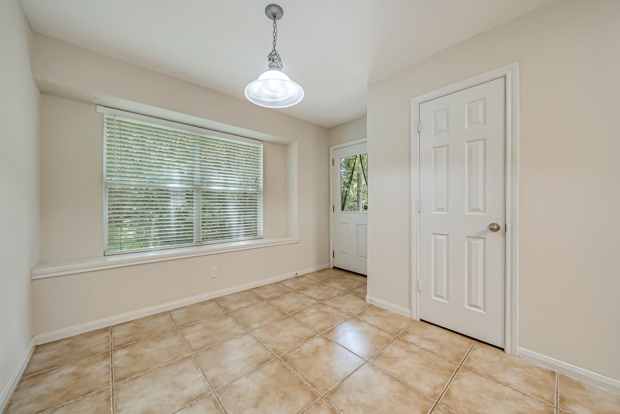 12810 Lake Shore Drive Property Photo 14