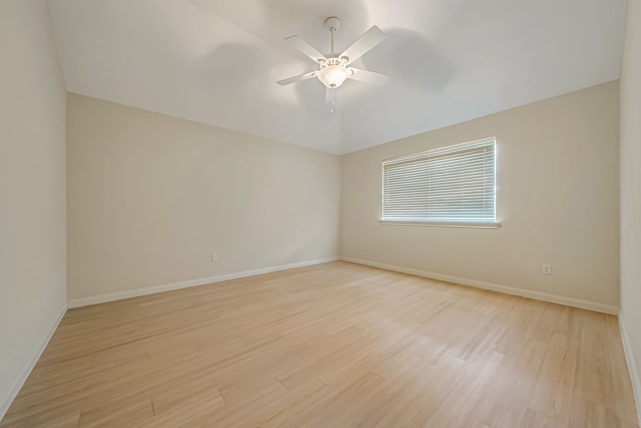12810 Lake Shore Drive Property Photo 16