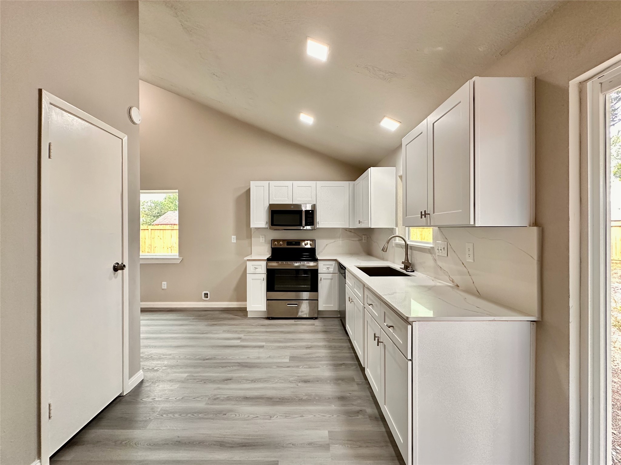 7730 Chaseview Drive Property Photo 11