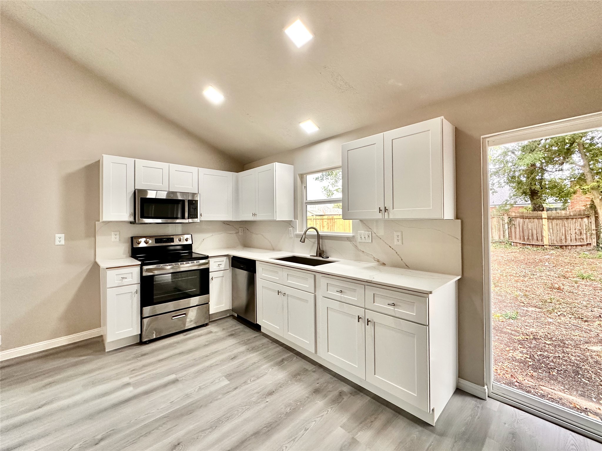 7730 Chaseview Drive Property Photo 13