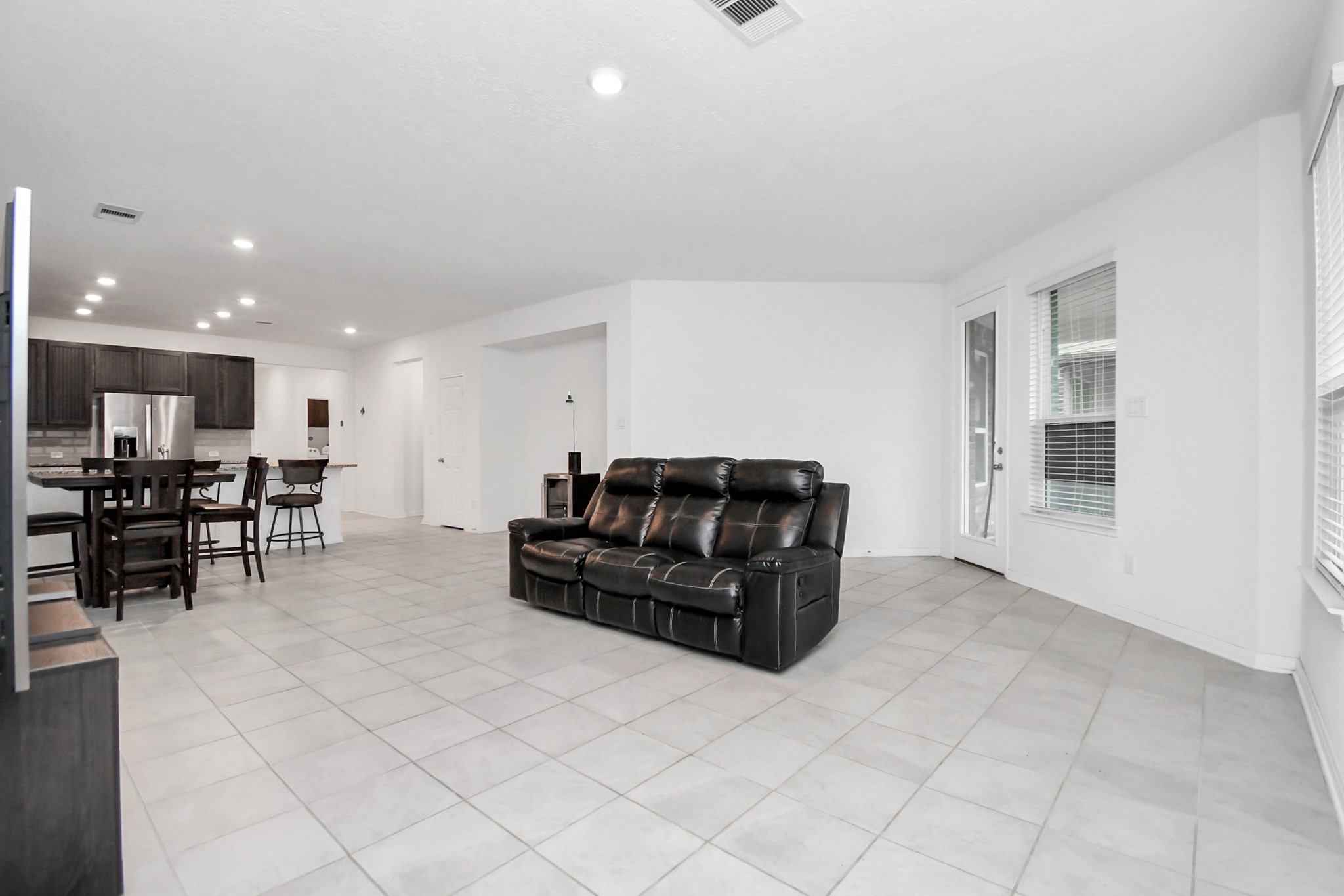 2030 Domeniko Drive Property Photo 9