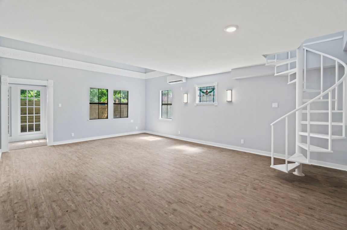 204 E Houston Street B Property Photo 1
