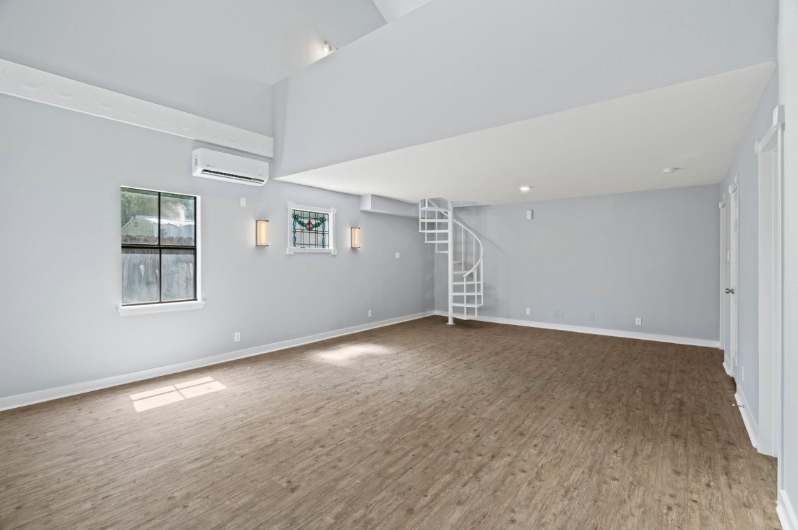 204 E Houston Street B Property Photo 2