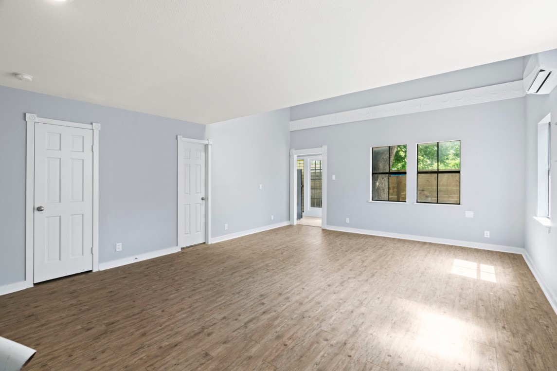 204 E Houston Street B Property Photo 3