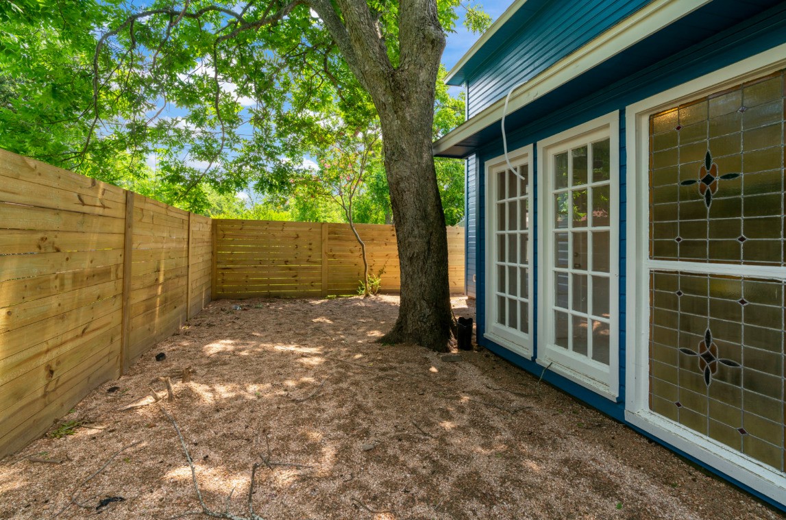 204 E Houston Street B Property Photo 6