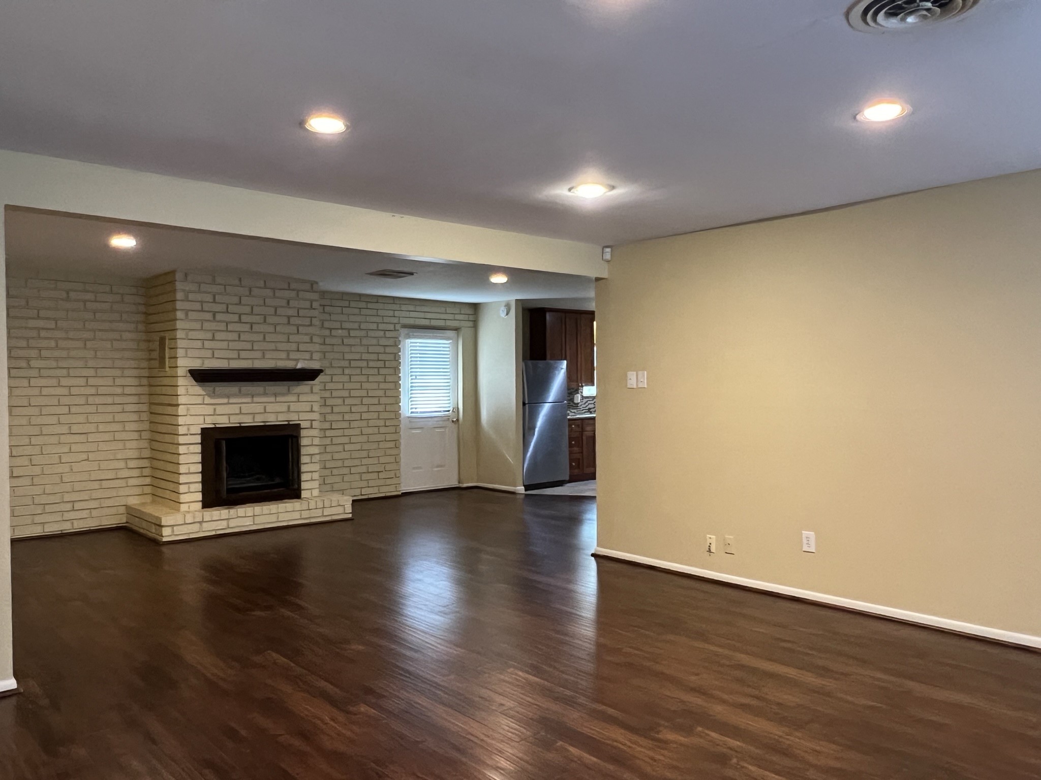 9619 Beverlyhill Street Property Photo 8
