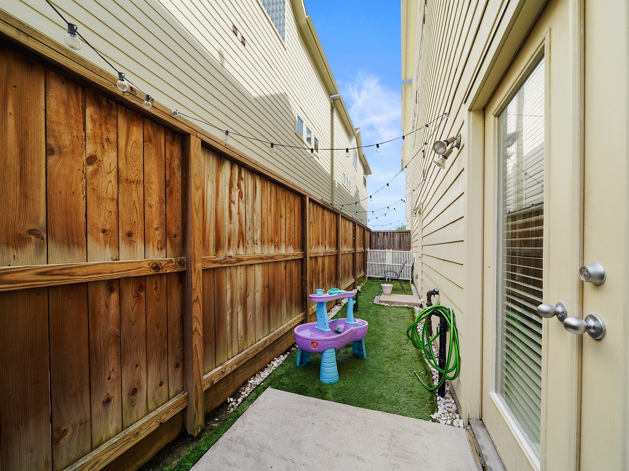 526 Westcross Street Property Photo 5