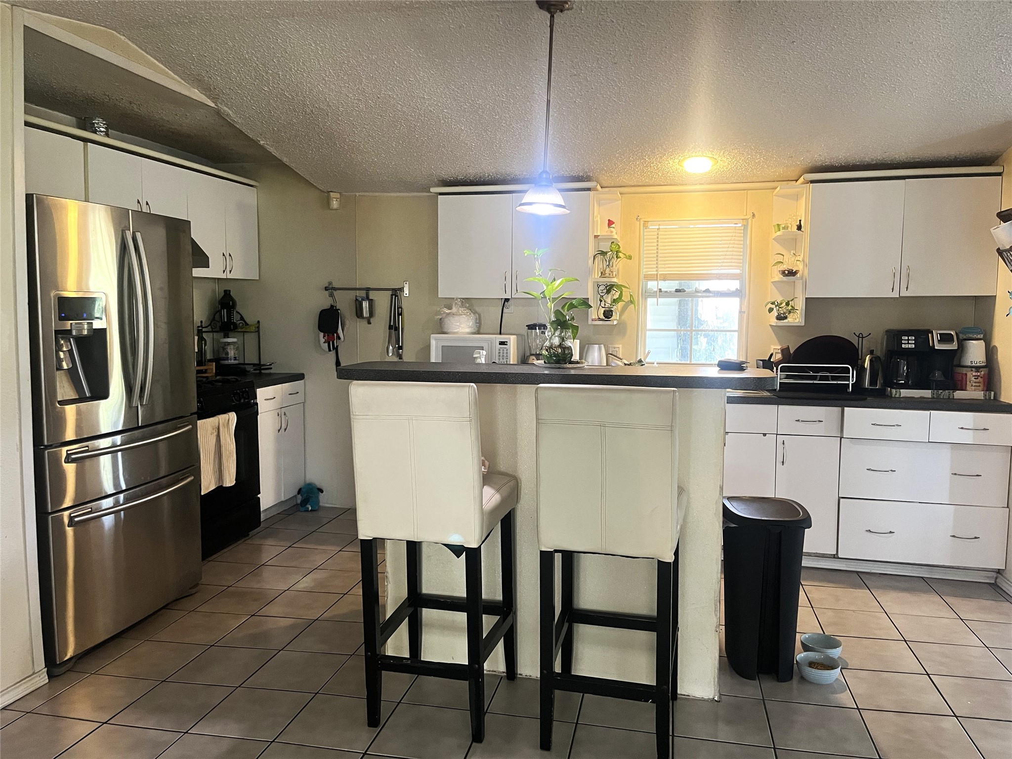 13915 Archwood Street Property Photo 3