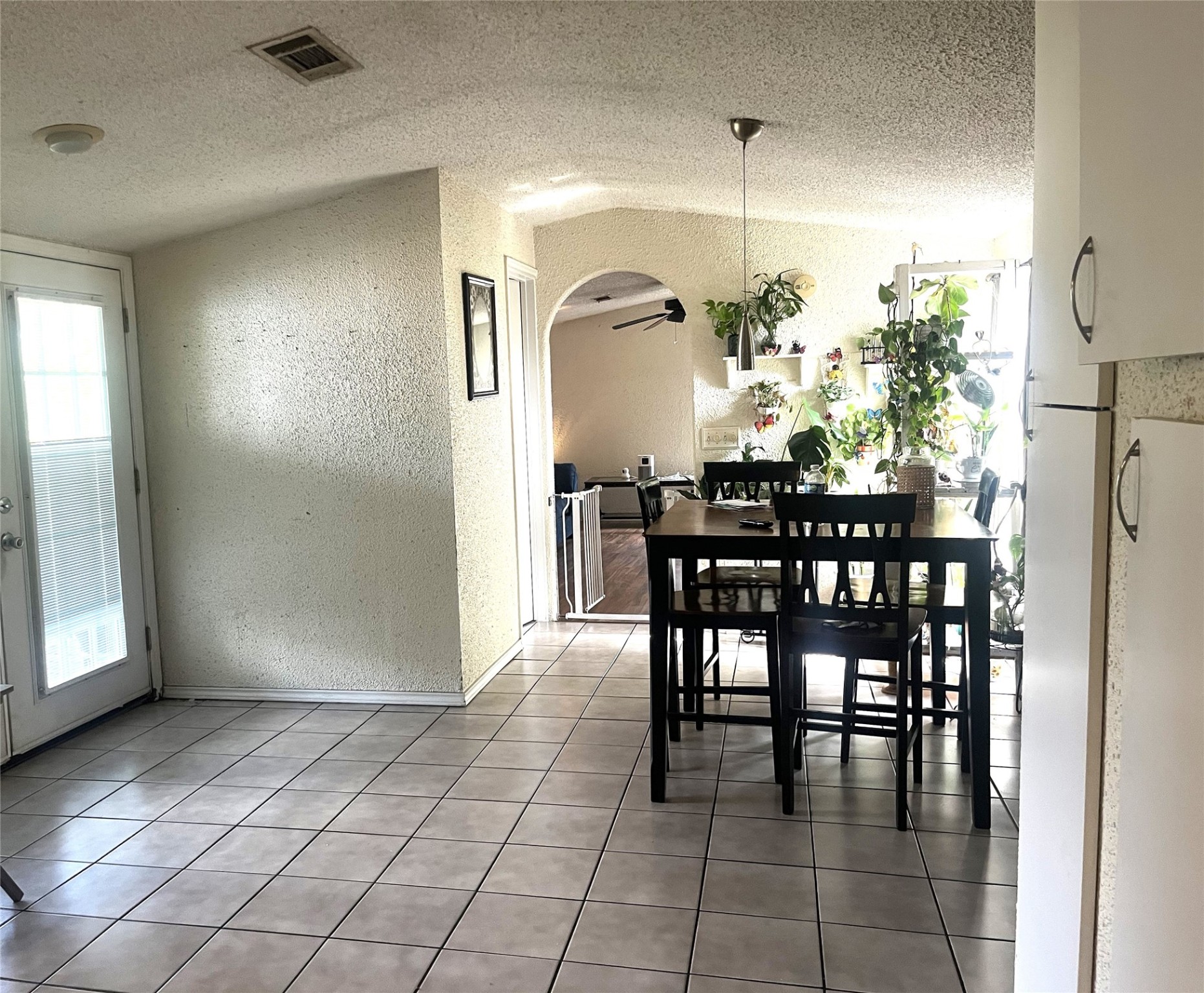 13915 Archwood Street Property Photo 4