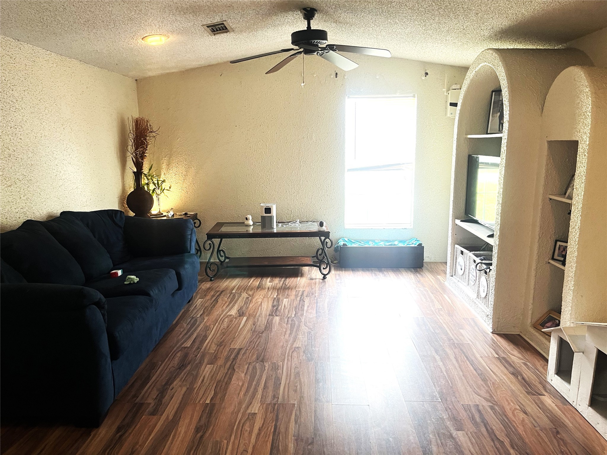 13915 Archwood Street Property Photo 5