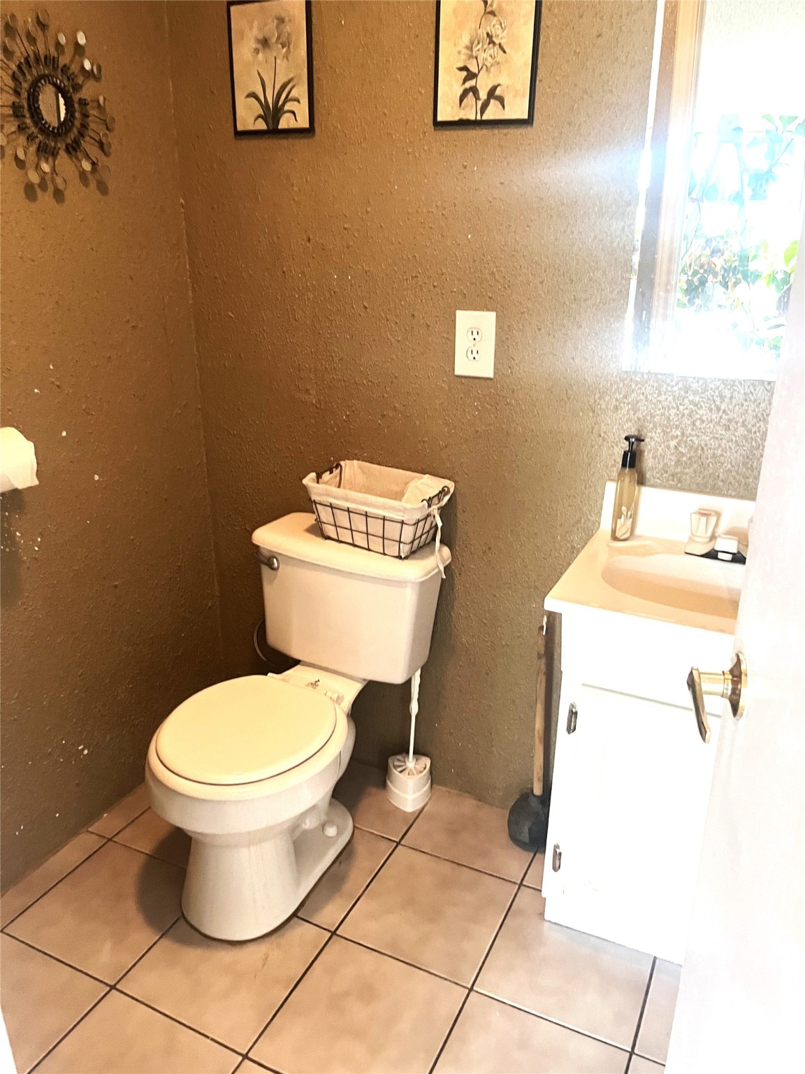 13915 Archwood Street Property Photo 6