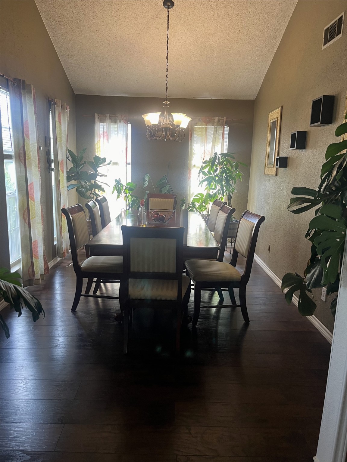 13915 Archwood Street Property Photo 7