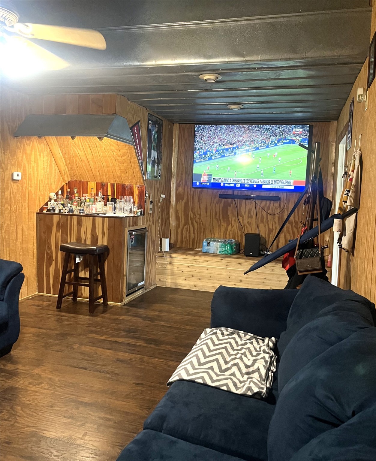 13915 Archwood Street Property Photo 8