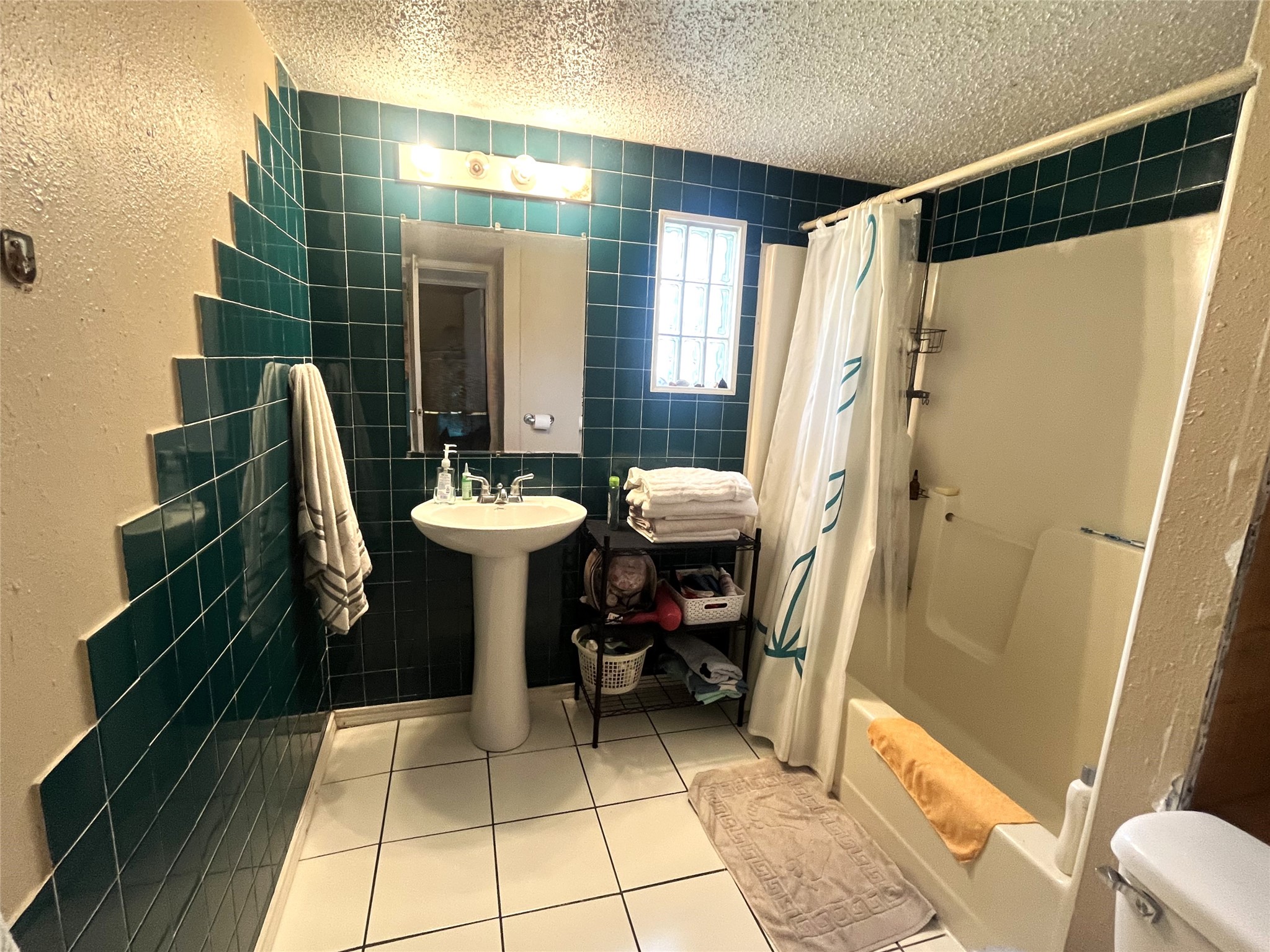 13915 Archwood Street Property Photo 16