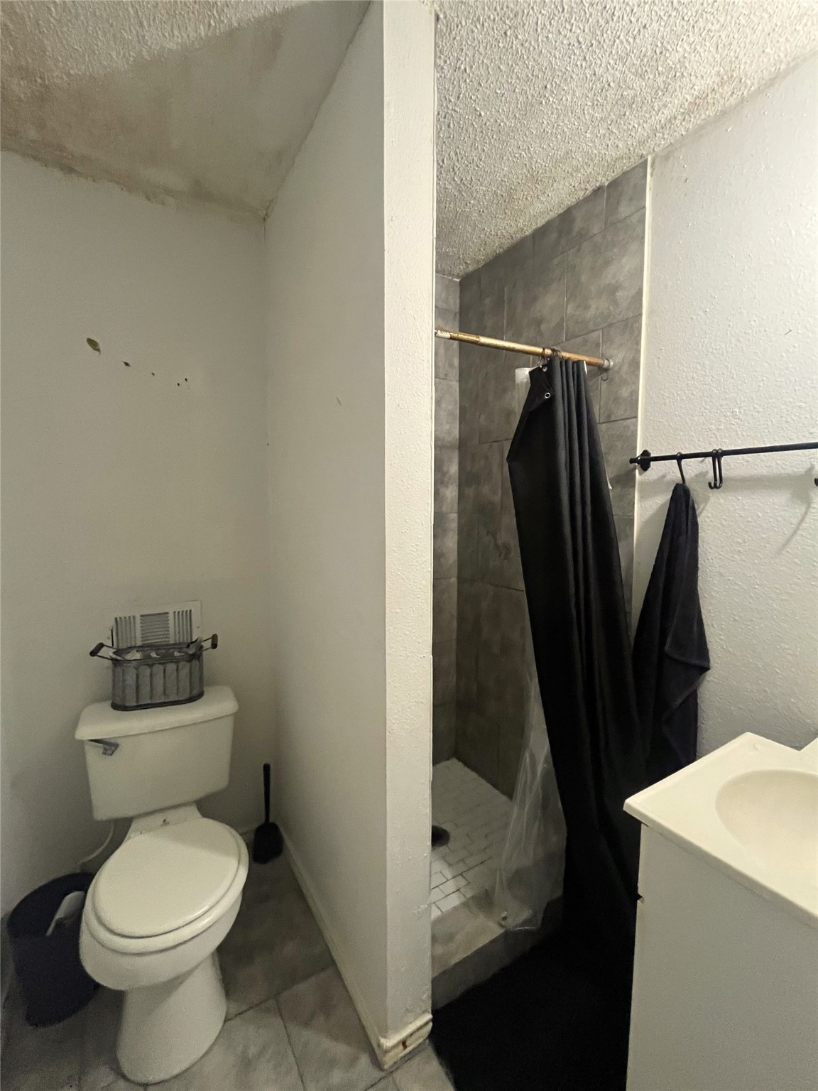 13915 Archwood Street Property Photo 20