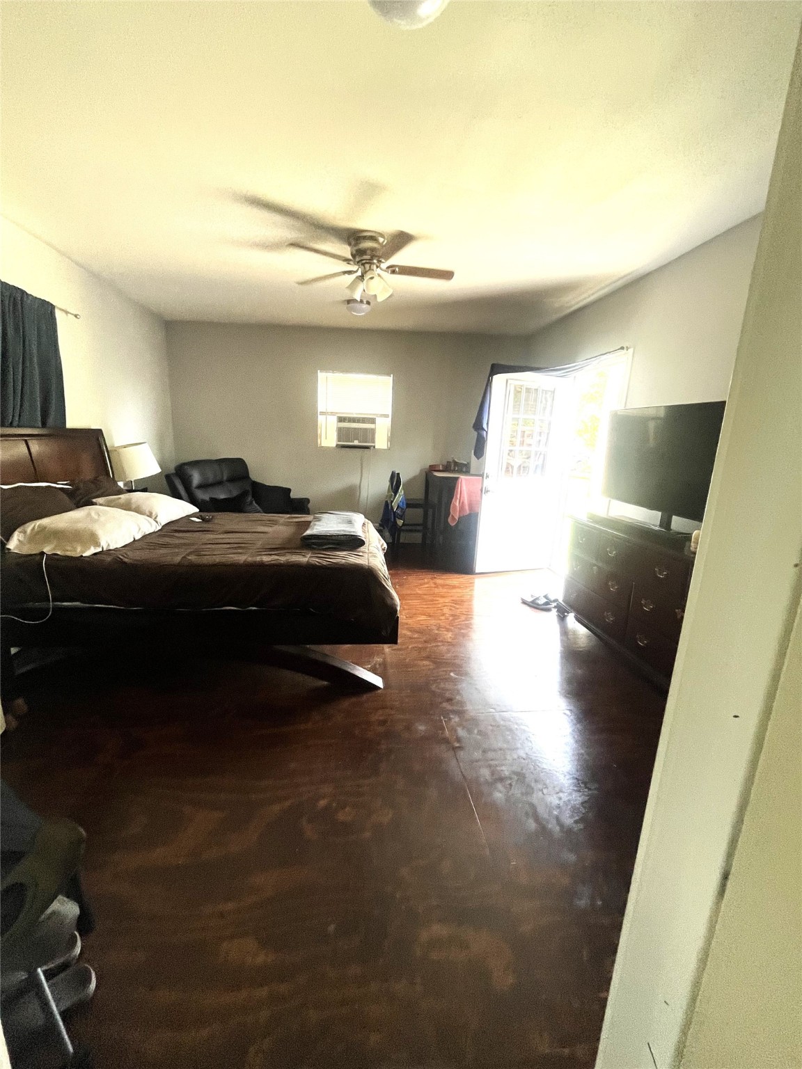 13915 Archwood Street Property Photo 24