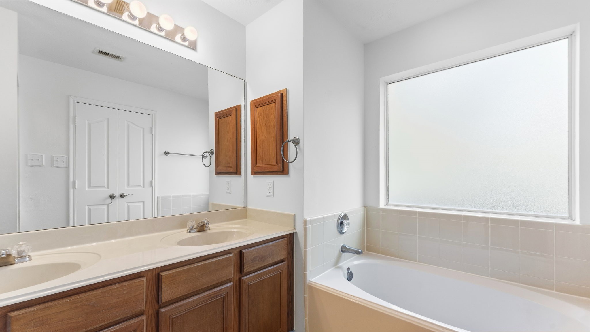 4908 Summer Rain Drive Property Photo 11